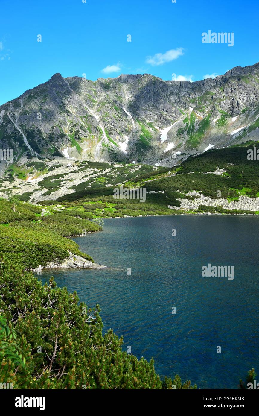 Le beau lac Wielki Staw dans les Hautes Tatras, Pologne. La montagne se reflète dans le lac. Banque D'Images