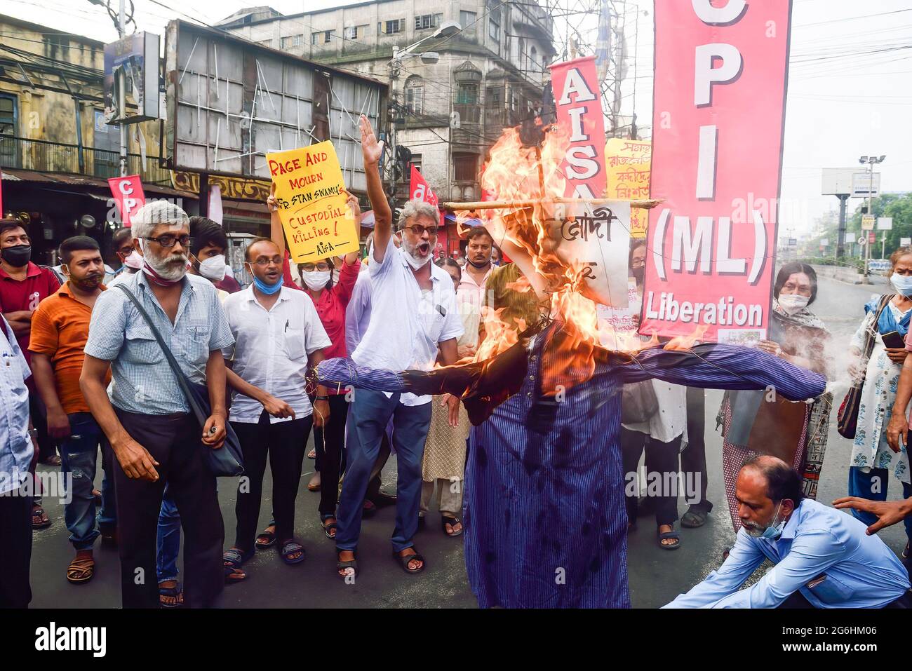 Les membres du Parti de gauche brûlent l'effigie de Narendra Modi et Amit Shah pour protester contre la mort de Stan Swamy. Des étudiants, des religieuses et d'autres membres de la société civile se réunissent pour protester à la suite du décès de Stan Swamy, prêtre-activiste de 84 ans arrêté en vertu d'une loi anti-terroriste dans l'affaire Elgar Parishad l'année dernière, il est mort lundi au milieu de sa lutte pour caution pour raisons de santé. Stan Swamy était traité à l'hôpital privé de la Sainte famille à Mumbai à la suite d'une ordonnance du tribunal le 28 mai. Banque D'Images