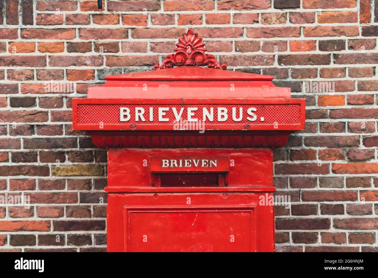Boîte aux lettres rouge hollandaise sur le mur Banque D'Images