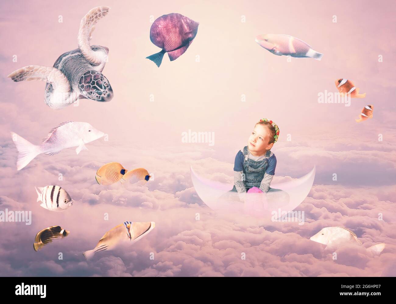 Faites de mes souhaits.Supports mixtes.Collage d'art créatif sur le concept d'enfance et de rêve.Monde sous-marin et poissons de corail.Image conceptuelle sur la belle fille flottant dans un bateau parmi les nuages Banque D'Images