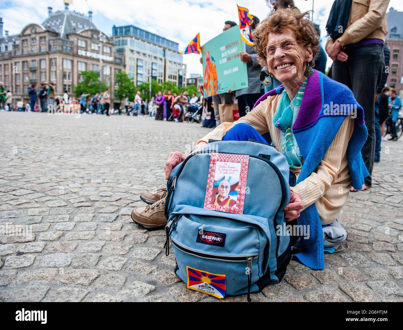 Une hollandaise est vue montrant son sac à dos décoré avec le drapeau  tibétain et un portrait du Dalaï Lama, pendant la célébration. Pour  célébrer le 86e anniversaire du Dalaï Lama et