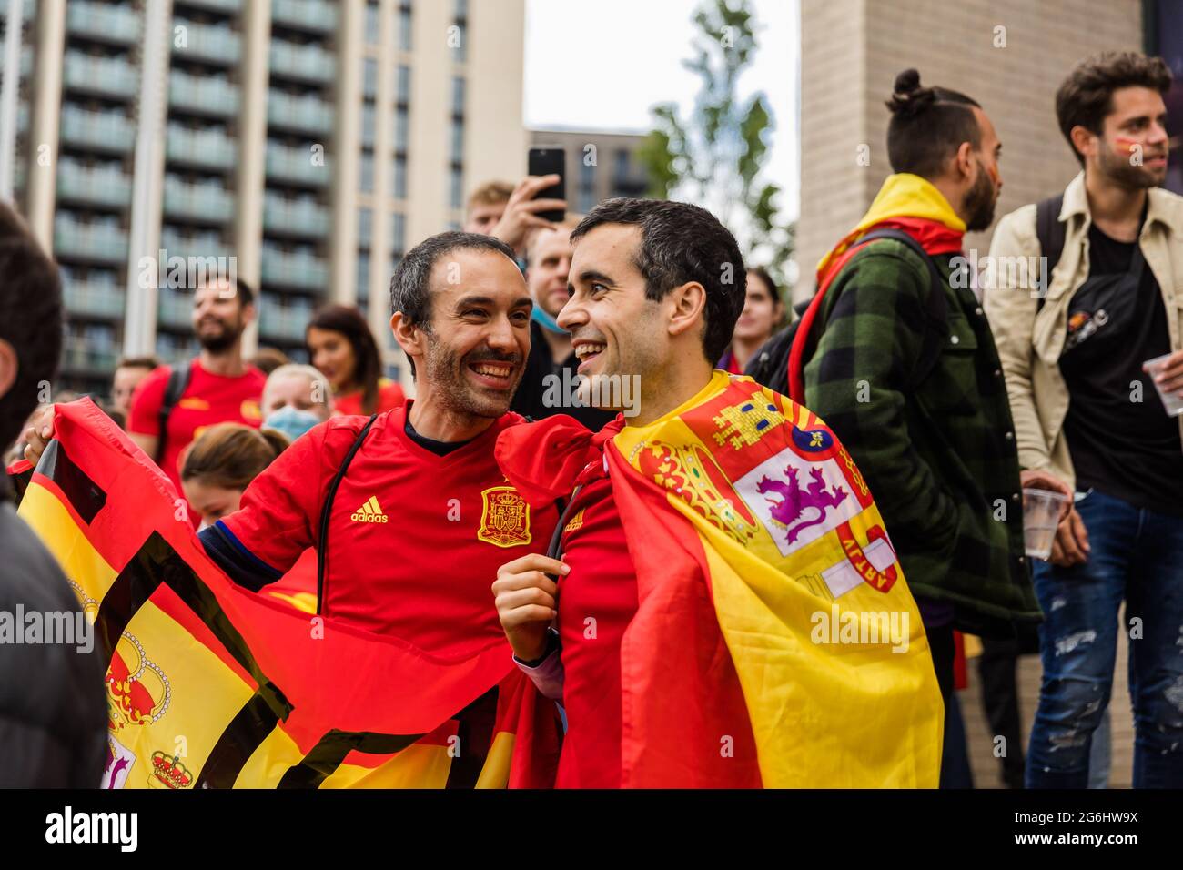 Stade Wembley, Wembley Park, Royaume-Uni. 6 juillet 2021. Les fans d'Italie et d'Espagne se réunissent à Wembley pour la première demi-finale de l'Euro 2020 au stade Wembley ce soir. 60,000 supporters seront admis à Wembley pour la demi-finale et la finale. Amanda Rose/Alamy Live News Banque D'Images