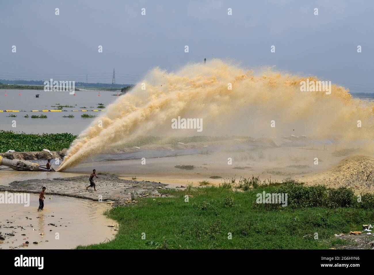 Dhaka, Bangladesh. 06e juillet 2021. Les enfants sont vus jouer à côté de la rivière Turag lors d'un confinement à Dhaka dans tout le pays. Crédit : SOPA Images Limited/Alamy Live News Banque D'Images