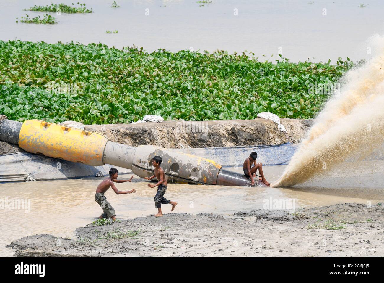 Dhaka, Bangladesh. 06e juillet 2021. Les enfants sont vus jouer à côté de la rivière Turag lors d'un confinement à Dhaka dans tout le pays. (Photo de Piyas Biswas/SOPA Images/Sipa USA) crédit: SIPA USA/Alay Live News Banque D'Images