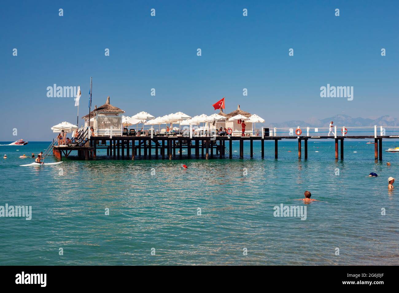 Antalya, Turquie-29 juin 2021: Personnes se bronzer sur le quai, nager dans la mer ou faire d'autres activités en été à Antalya. Banque D'Images