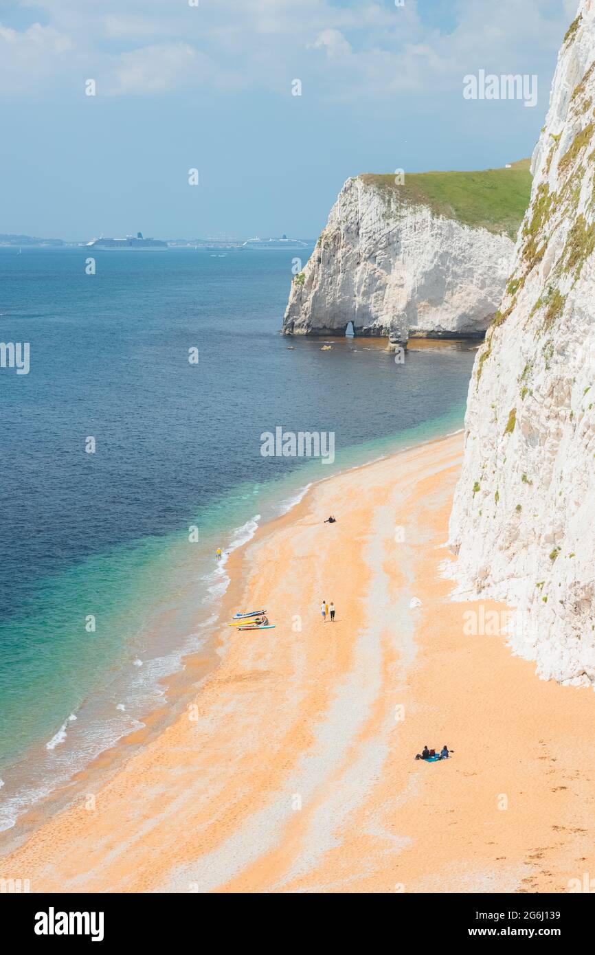 Paysage marin pittoresque de plage de sable et de falaises de craie blanches le long de la côte jurassique lors d'une journée d'été ensoleillée à Dorset, Angleterre, Royaume-Uni. Banque D'Images