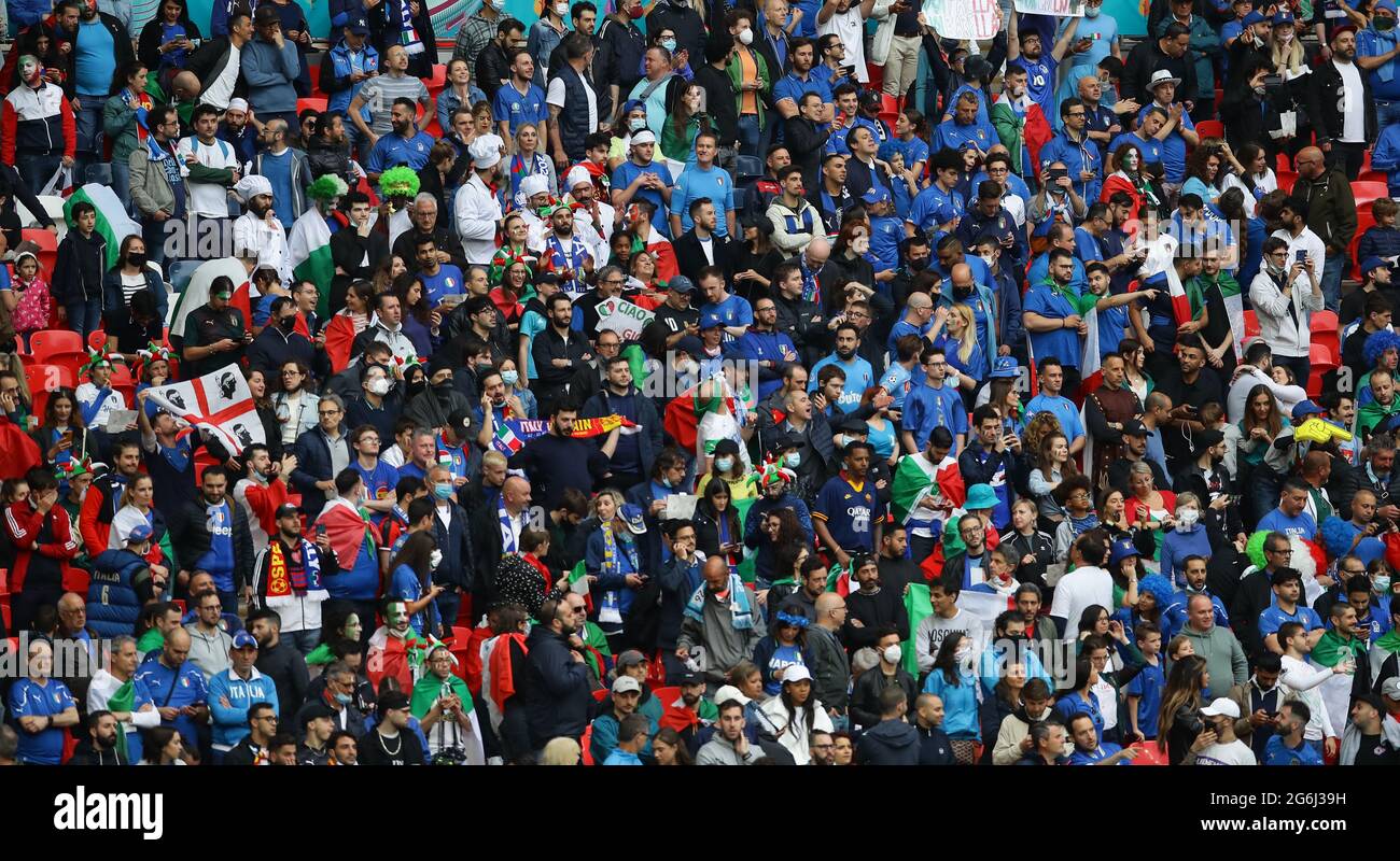 Londres, Angleterre, 6 juillet 2021. Les fans italiens se rassemblent en nombre pour assister au match de l'UEFA Euro 2020 au stade Wembley, à Londres. Le crédit photo devrait se lire: David Klein / Sportimage Banque D'Images