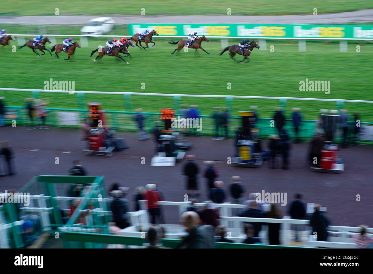 Shane Kelly à cheval Finvarra (à droite) sur leur chemin pour gagner la promesse de prix au bet365 handicap à l'hippodrome de Brighton. Banque D'Images