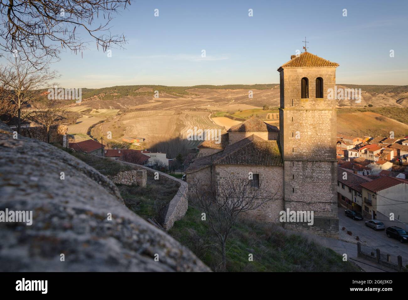 Cogolludo ville paysage du sommet d'une colline avec l'église en arrière-plan, Guadalajara, Espagne Banque D'Images