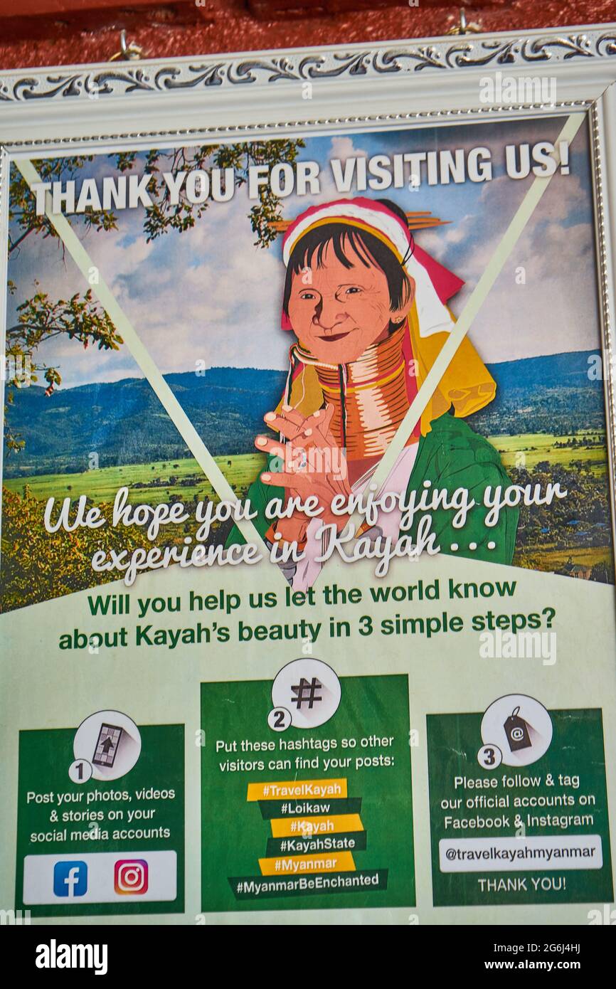 Plakat 'merci de nous avoir rendu visite', Werbung für Tourismus, Porträt einer Padaung Frau mit Halslingen, Loi-kaw, Etat de Kayah, Myanmar Banque D'Images