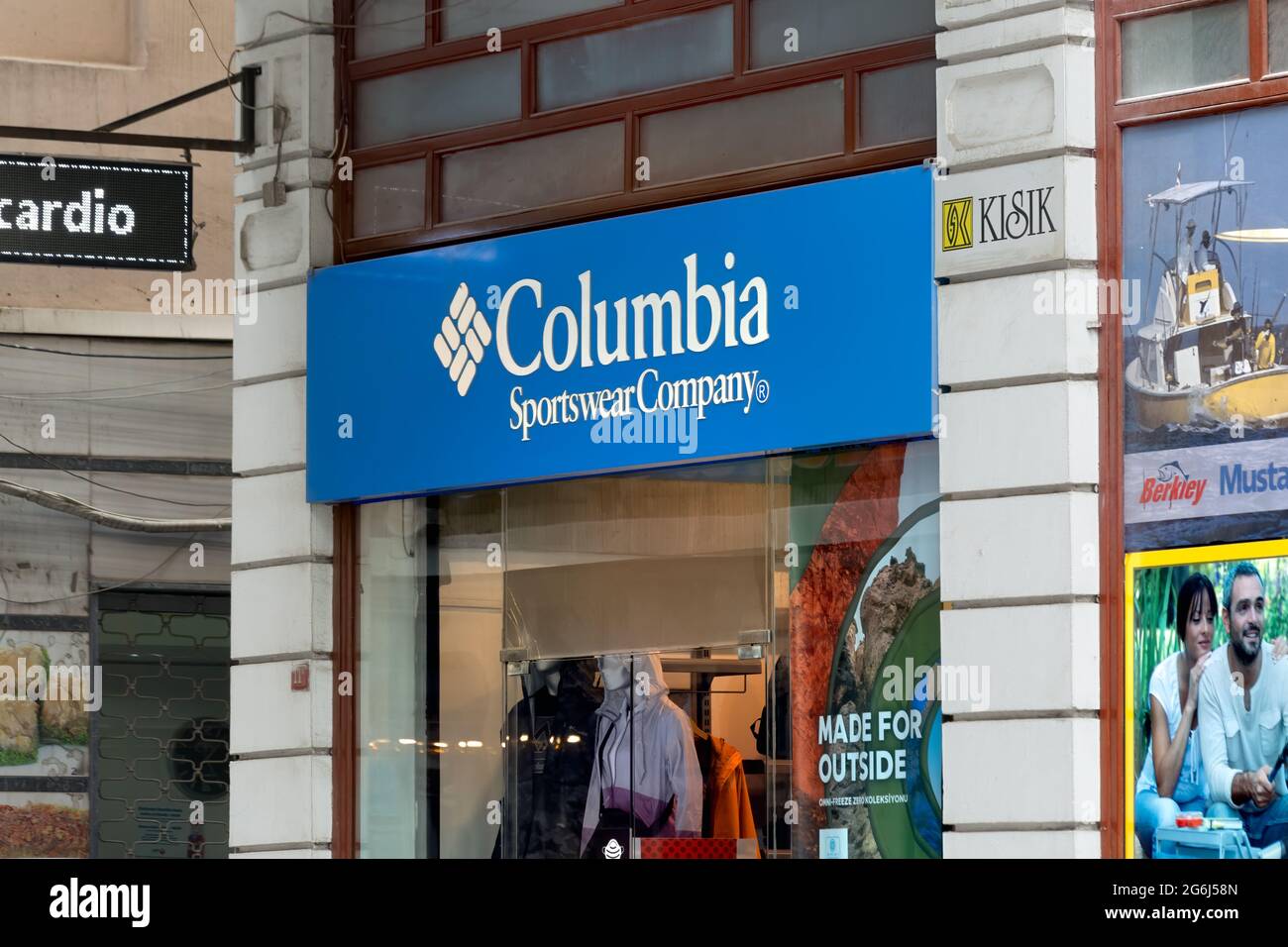 Columbia Sportswear extérieur magasin de mode de sports façade avec fenêtre d'exposition à Karakoy, Istanbul - Turquie. Banque D'Images
