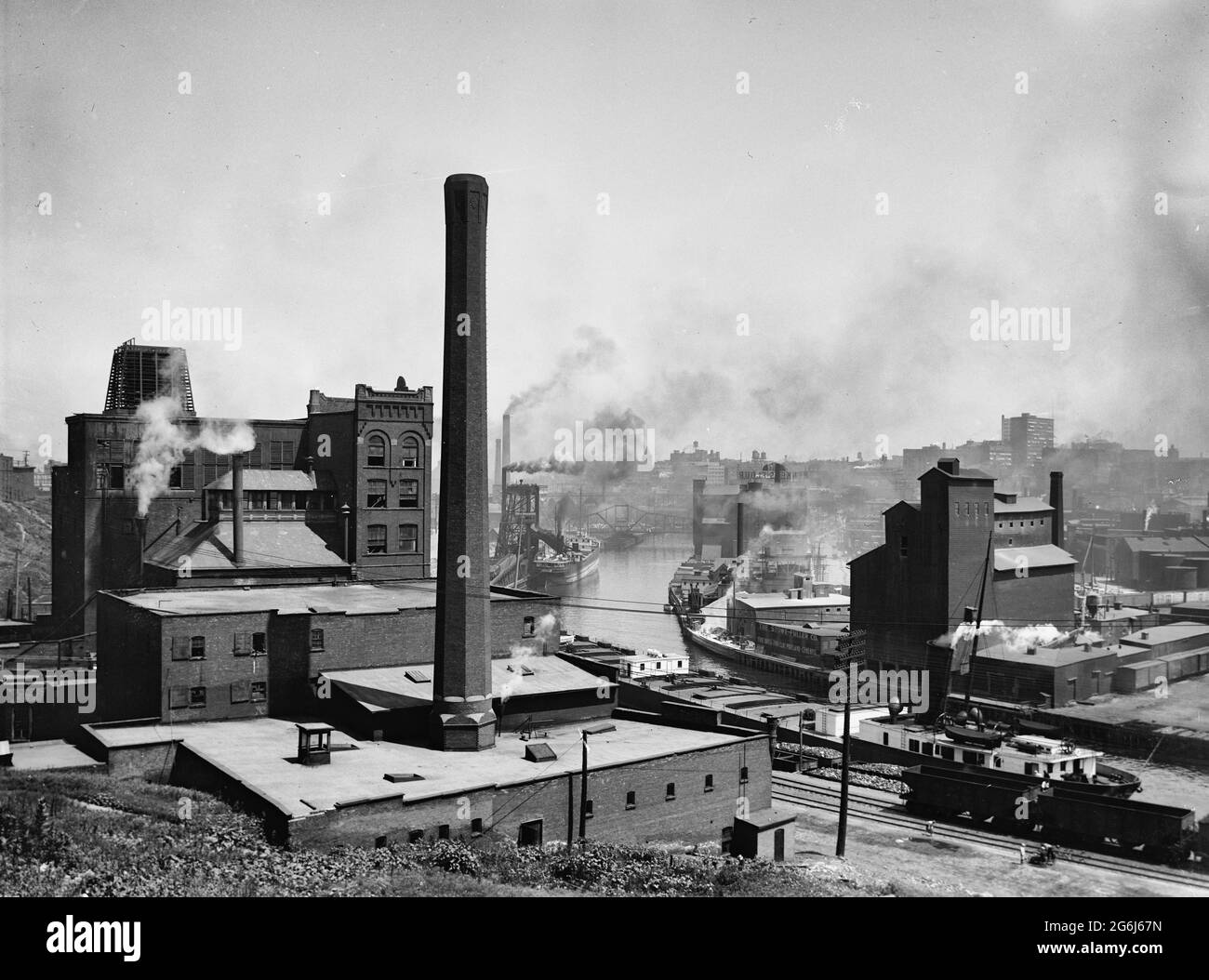 Bâtiments industriels, y compris l'entrepôt de Stowe-Fuller Company et le moulin à farine de Henkel, le long de la rivière Cuyahoga, Cleveland (Ohio), vers 1910 Banque D'Images