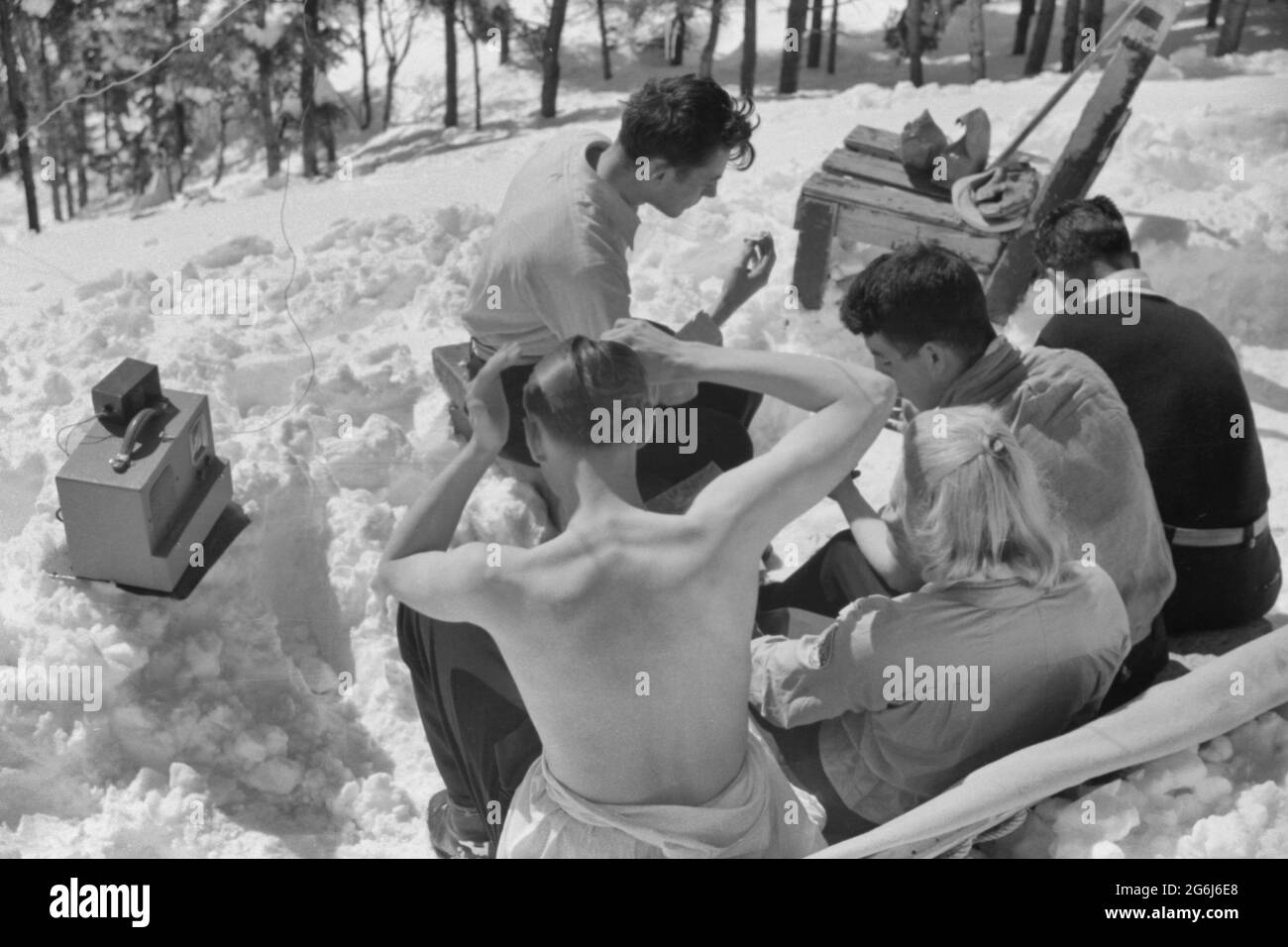 Les skieurs se détendent au soleil pendant midi à l'extérieur de la cabane du garde-forestier près du sommet du mont Mansfield, Smuggler's Notch, près de Stowe, Vermont, vers 1940 Banque D'Images