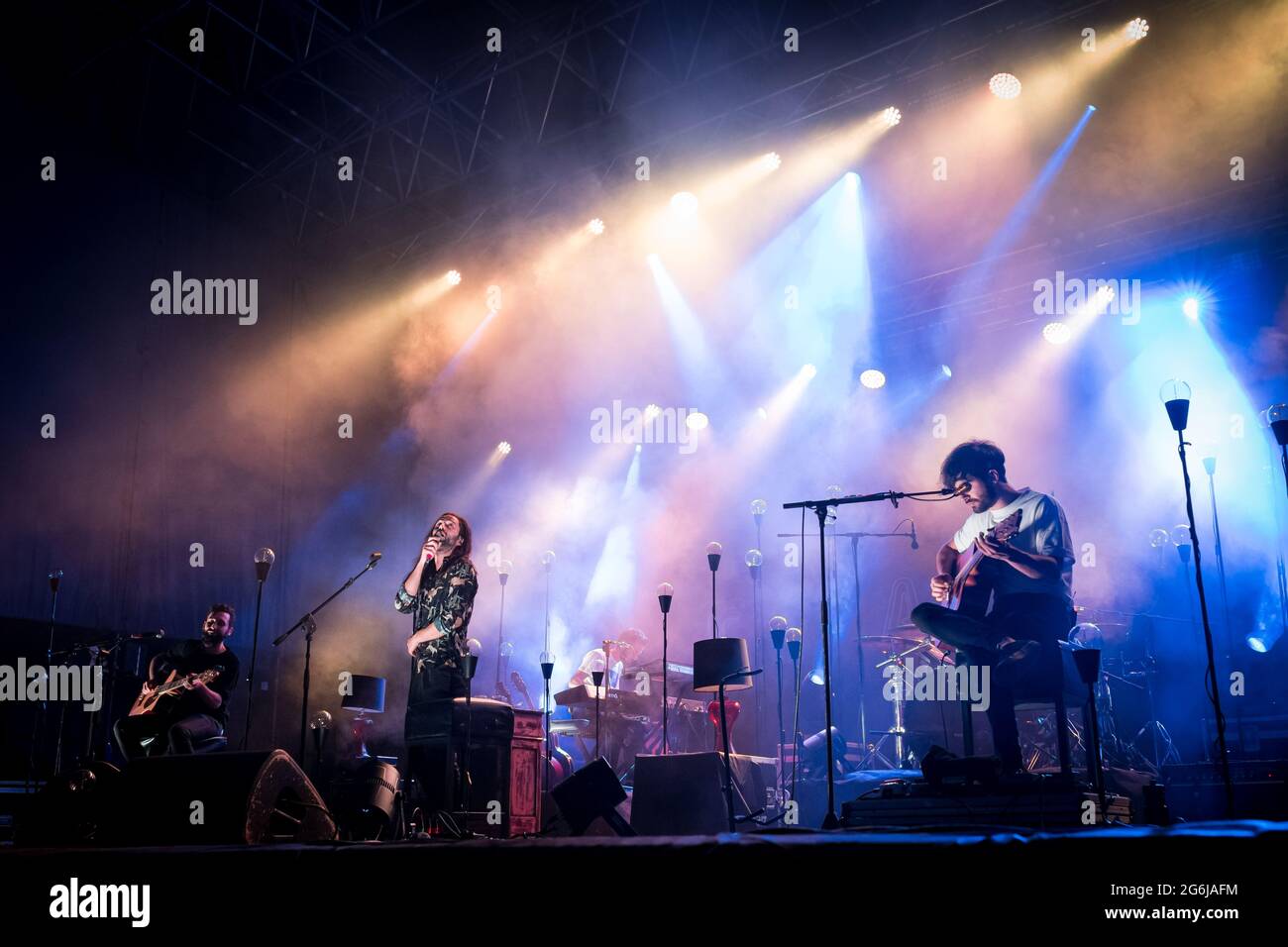 Le groupe de rock italien Fast Animals and Slow Kids se déroule en direct pendant le festival des fleurs à Turin, en Italie Banque D'Images