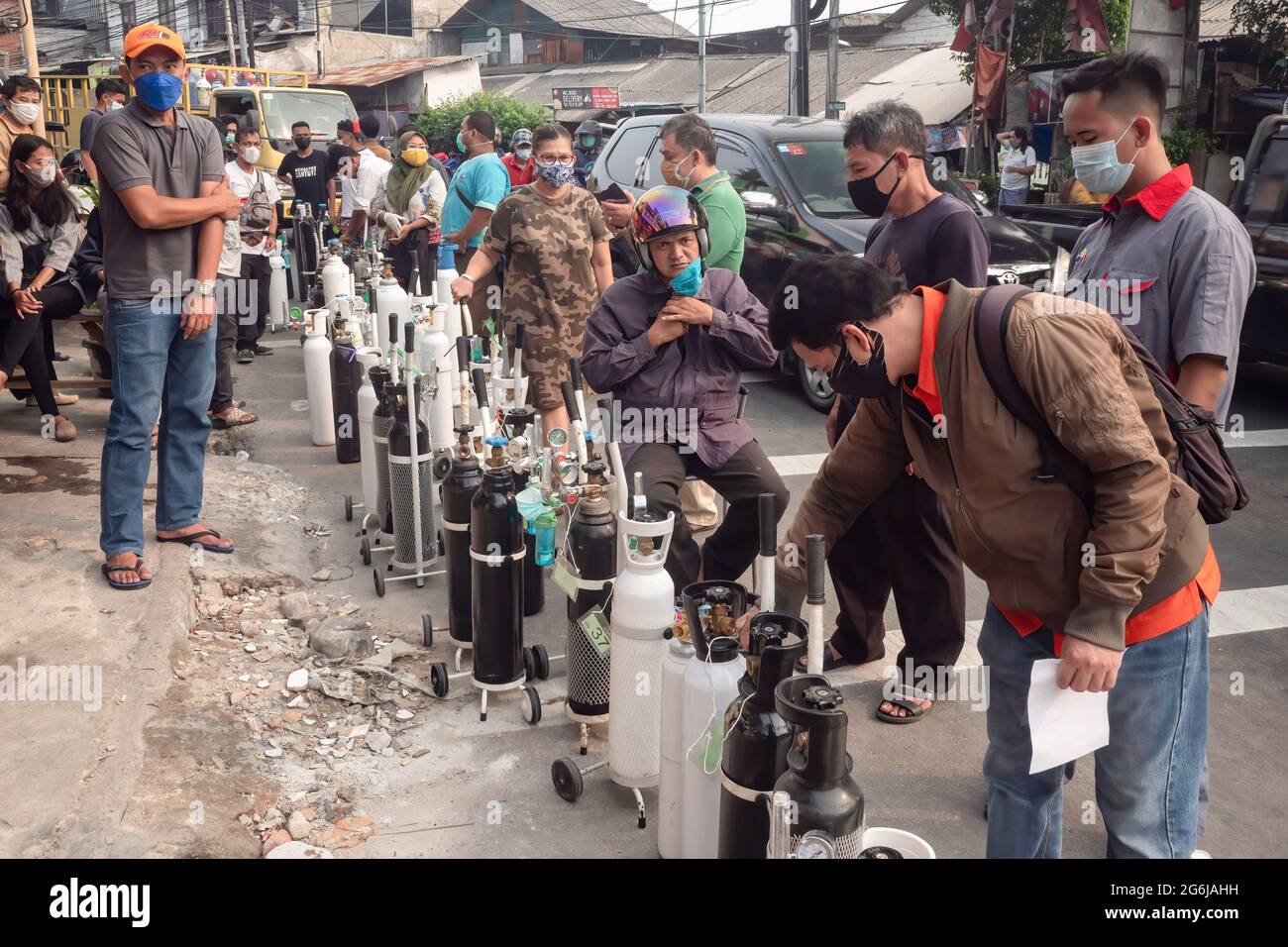 Jakarta, Indonésie. 05e juillet 2021. Les gens attendent en file d'attente pour remplir leurs réservoirs d'oxygène à une station de remplissage de Jakarta. L'Indonésie est confrontée à une crise de l'oxygène dans le contexte d'une augmentation des cas de Covid-19. Au 4 juillet, le Gouvernement indonésien a annoncé 2,284,084 cas confirmés de COVID-19 dans les 34 provinces indonésiennes, dont 295,228 cas actifs, 60,582 décès. Crédit : SOPA Images Limited/Alamy Live News Banque D'Images