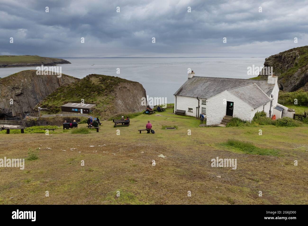 Wales touristes sur l'île Ramsey, Pembrokeshire se reposant au bâtiment RSPB avant de retourner au continent, Ramsey Island, Pembrokeshire Wales UK Banque D'Images