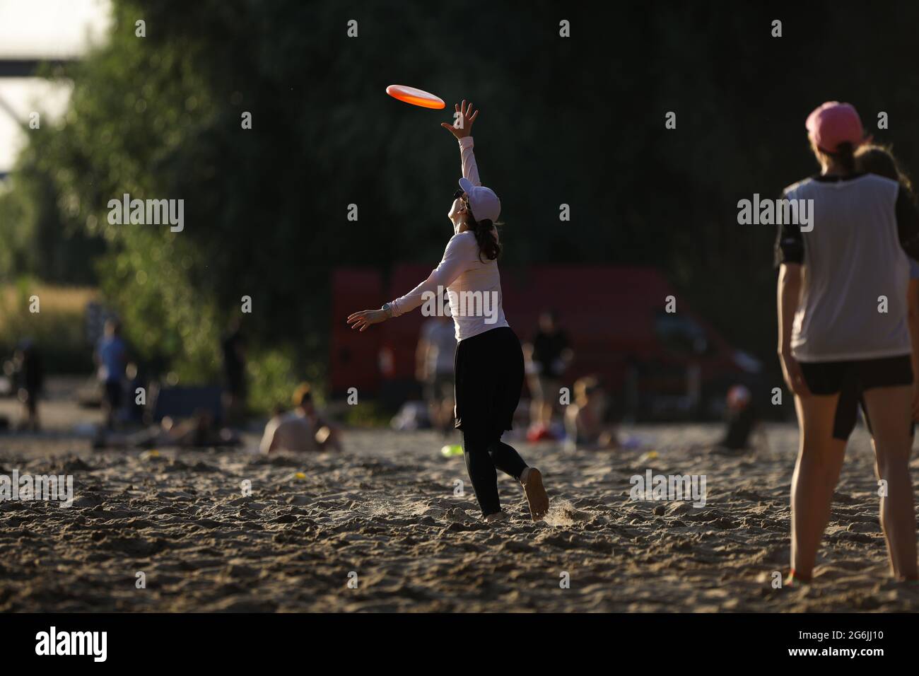 On voit des gens jouer au Frisbee compétitif sur une plage à Varsovie, en Pologne, le 6 juillet 2021. Après une semaine de températures en forte hausse et en forte baisse Pola Banque D'Images