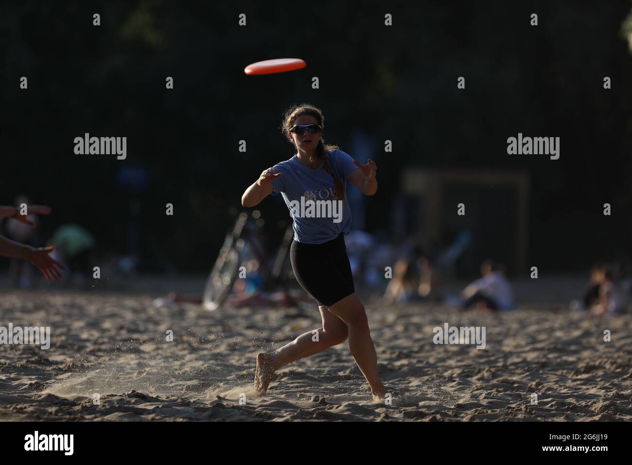 On voit des gens jouer au Frisbee compétitif sur une plage à Varsovie, en  Pologne, le 6 juillet 2021. Après une semaine de températures en forte  hausse et en forte baisse Pola