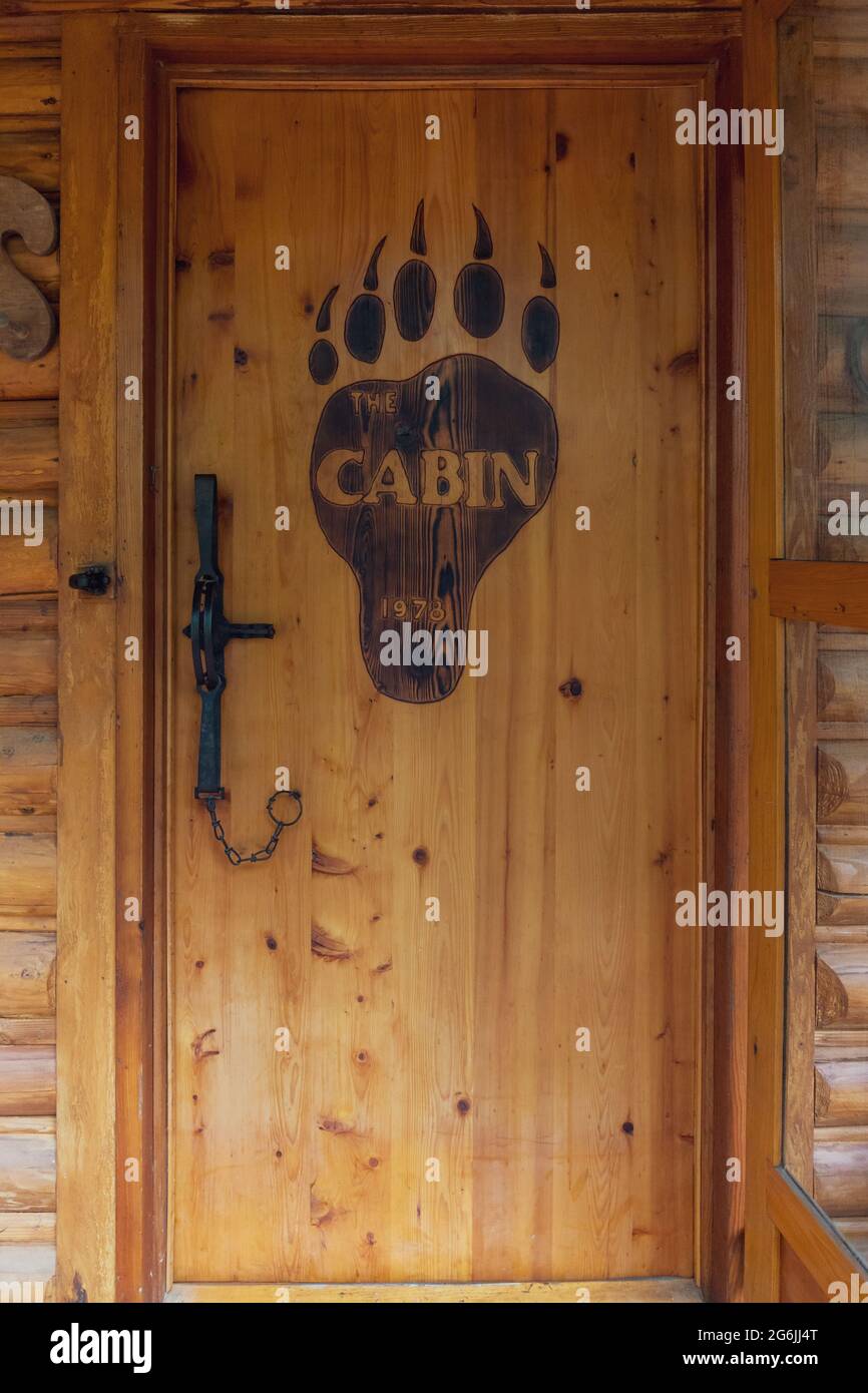 Porte rustique en bois de chalet en bois avec design Bear Paw Banque D'Images