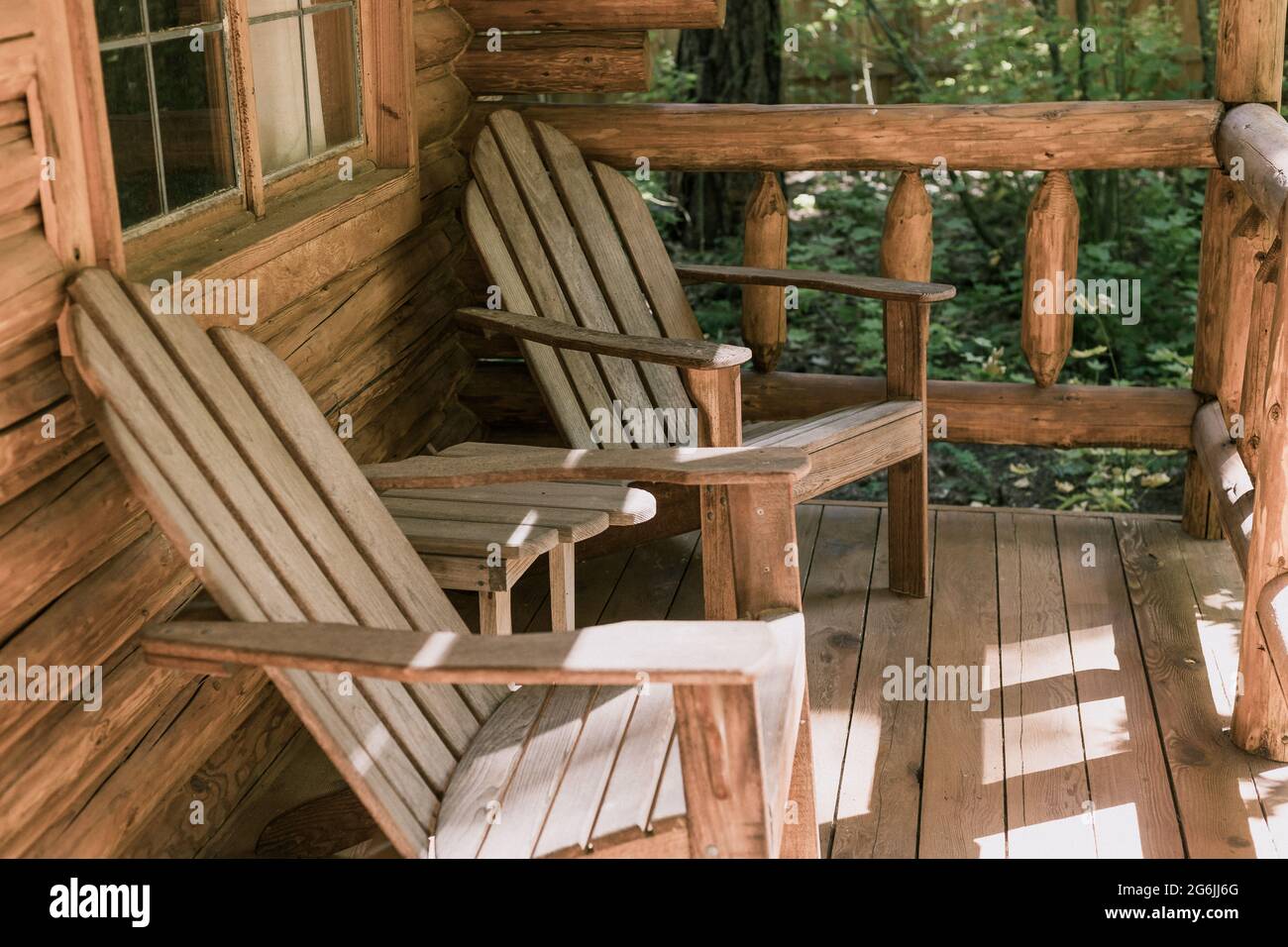Patio rustique en bois de chalet avec chaises Adirondack en bois Banque D'Images