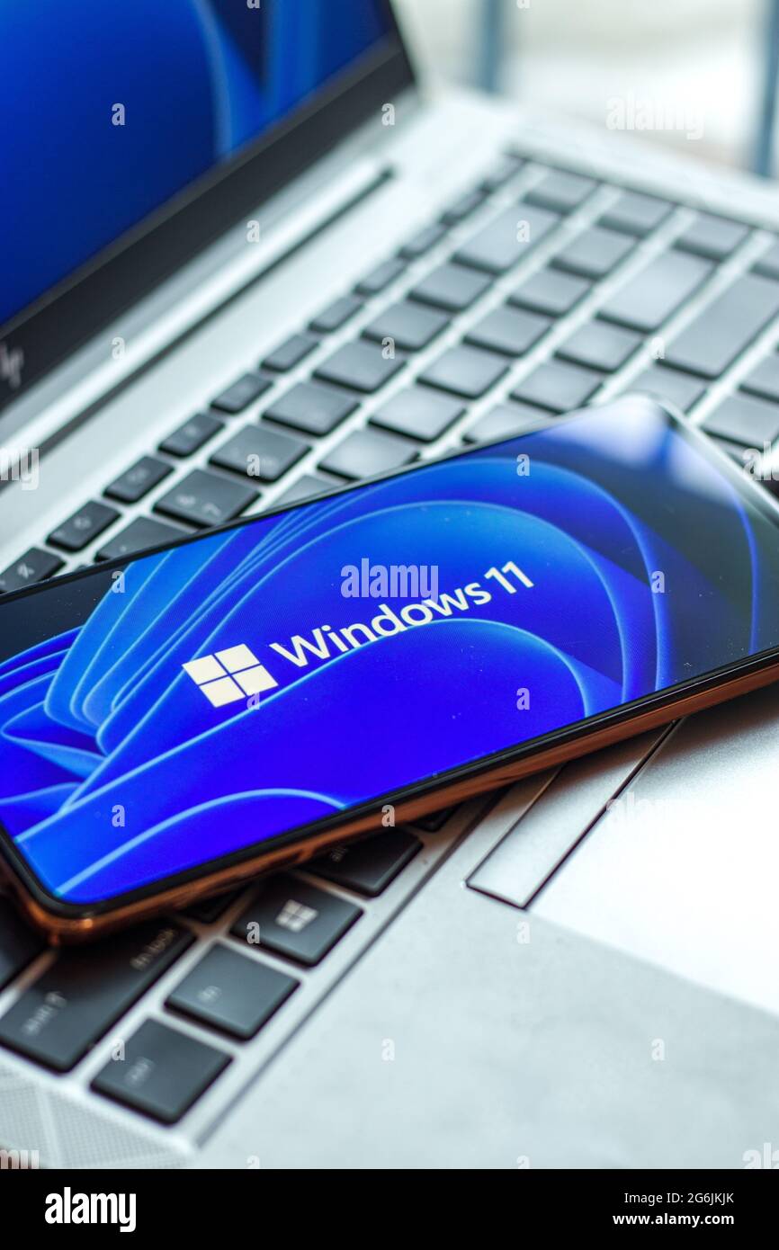 Logo Windows 11 sur l'image de la banque d'écran de l'ordinateur portable. Banque D'Images