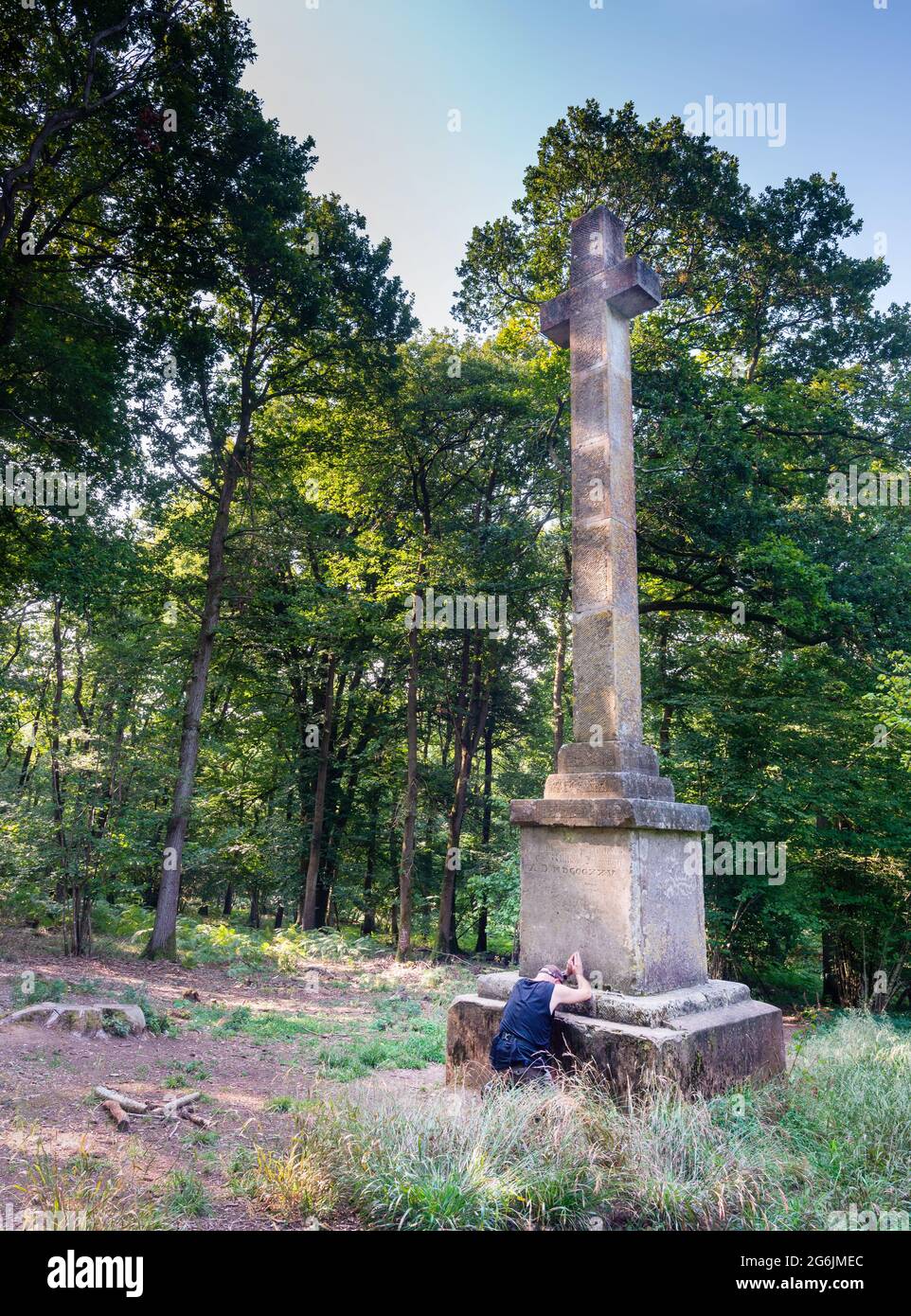 Un monument classé de deuxième catégorie, une croix de pierre érigée en 1825 dans un défrichement des bois et dédiée au comte Athelwold de Wherewell qui en 963 était kille Banque D'Images