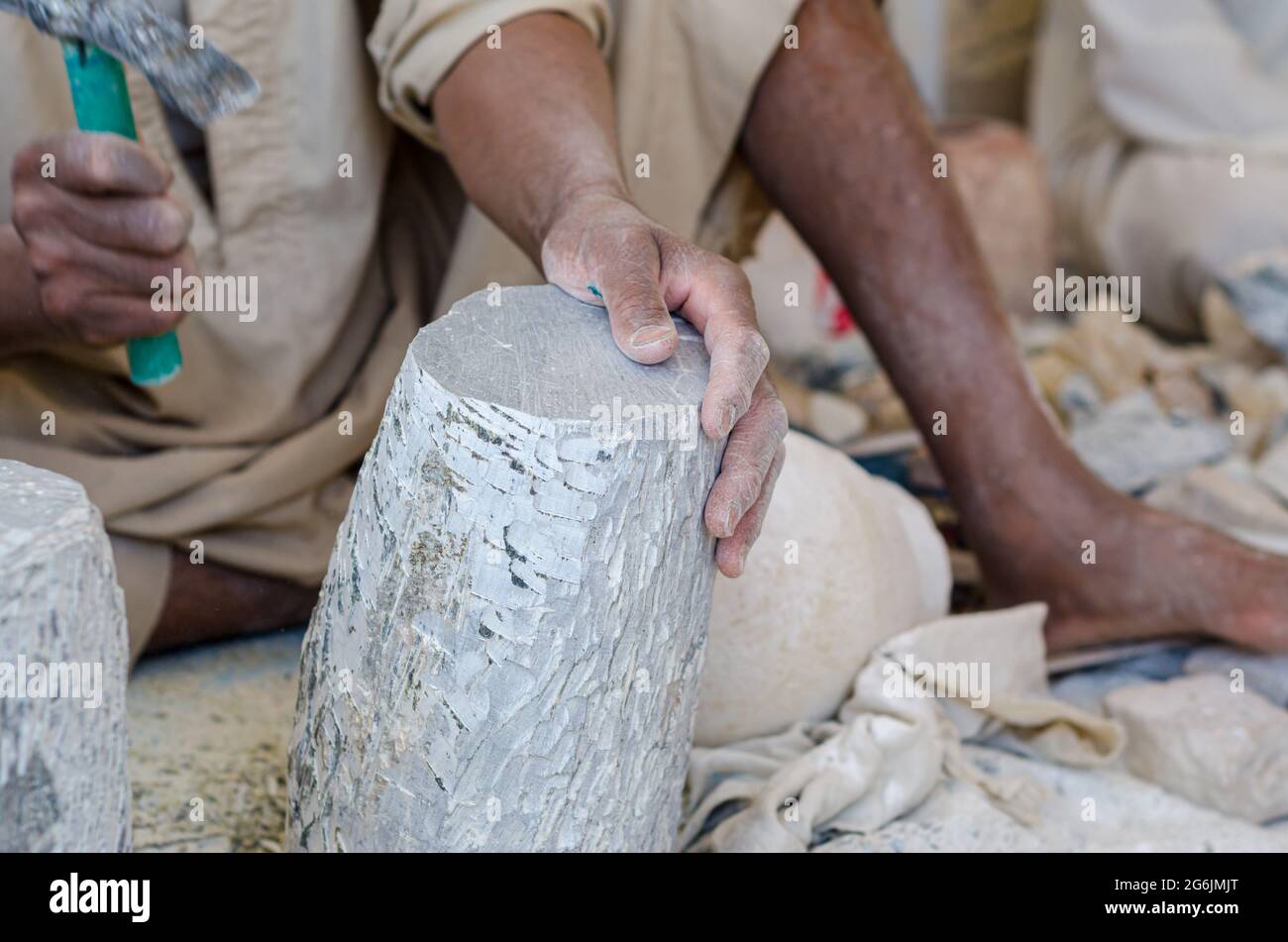 Mains d'un sculpteur égyptien mâle tout en travaillant avec un albâtre en pierre de près Banque D'Images