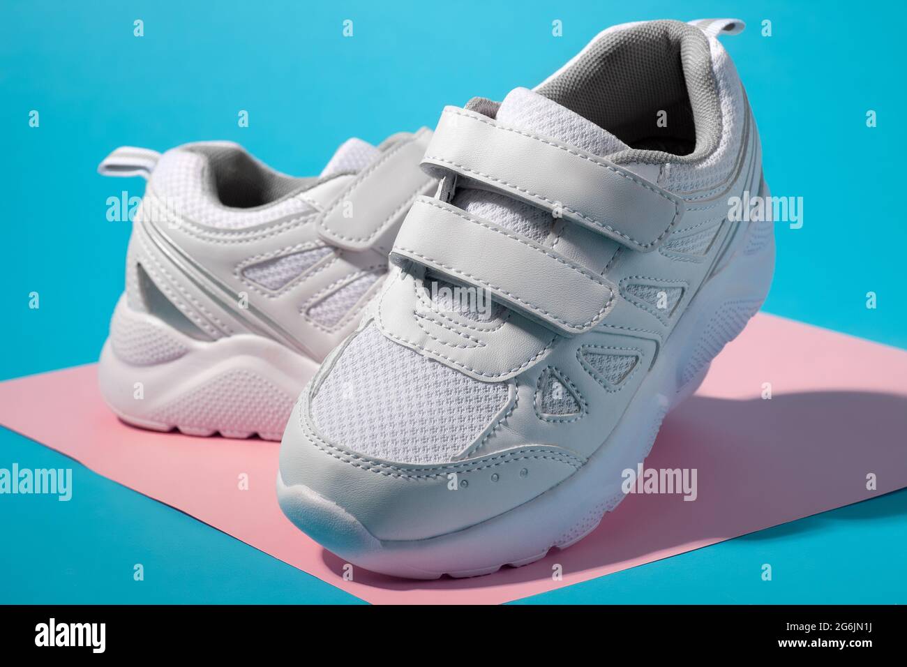 vue lat rale macro de deux sneakers blanches pour enfant avec