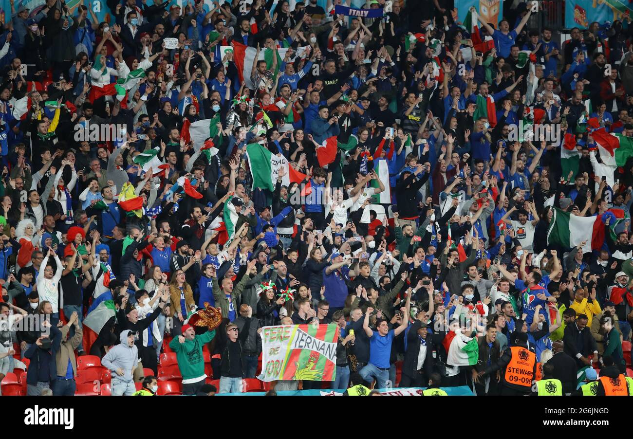 Londres, Angleterre, 6 juillet 2021. Les fans italiens célèbrent la victoire lors du match de l'UEFA Euro 2020 au stade Wembley, Londres. Le crédit photo devrait se lire: David Klein / Sportimage Banque D'Images