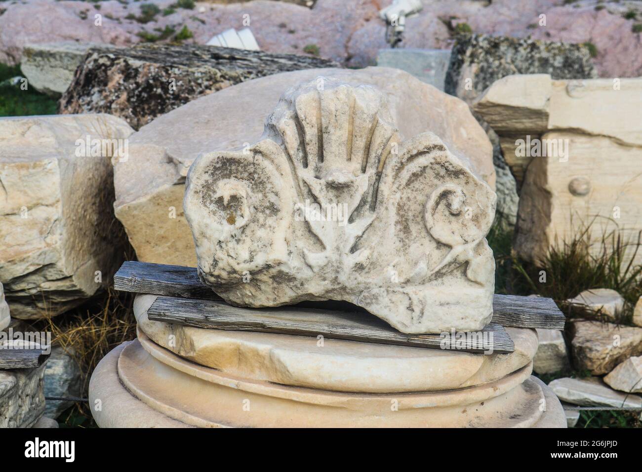 Morceau de marbre sculpté de l'antiquité soigneusement empilé par des archéologues près du Parthénon sur l'Accropole d'Athènes. Banque D'Images