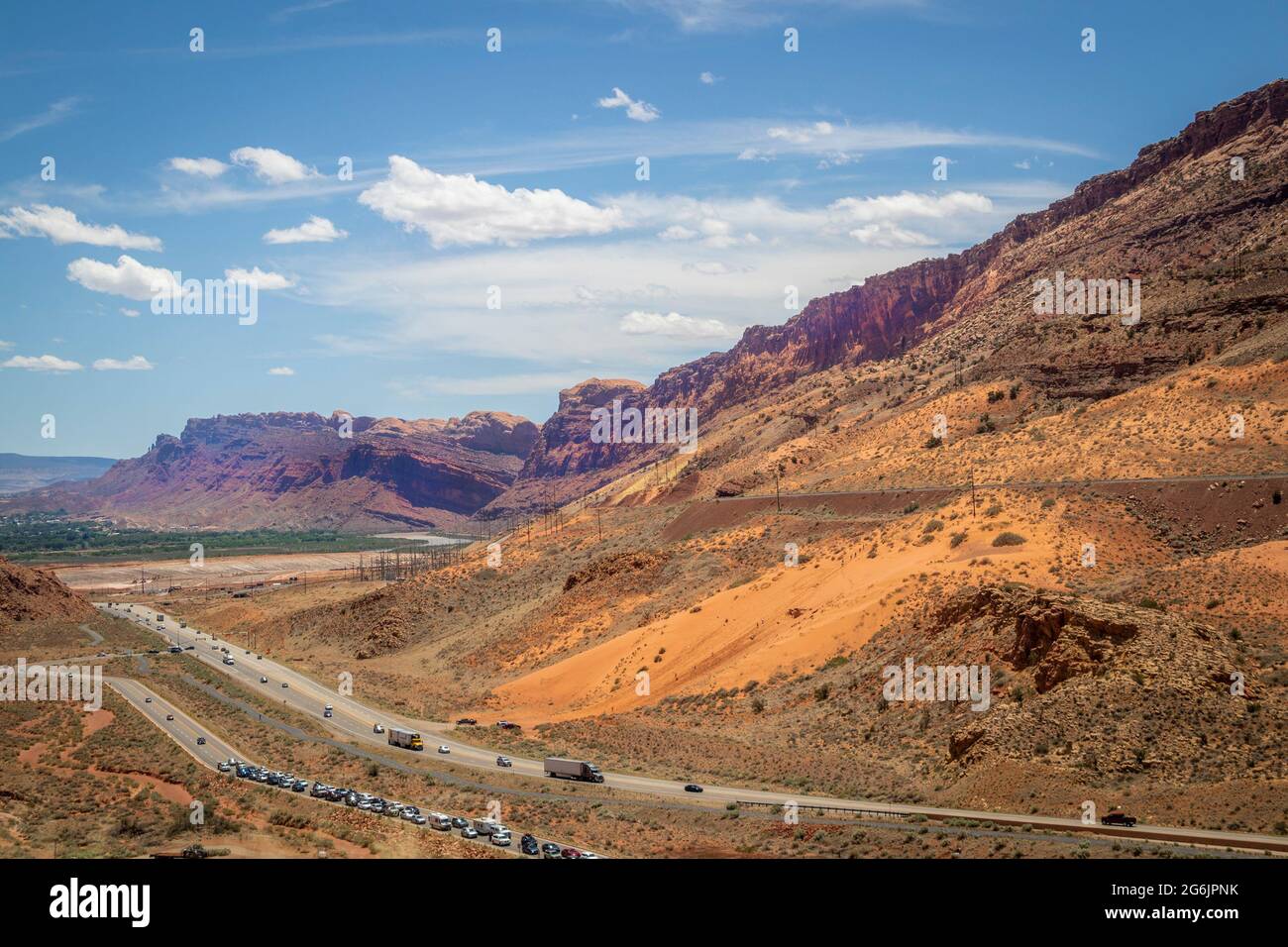 Une faille géologique géante près de Moab Utah USA avec une autoroute  pleine de voitures et de camions et de sideroad emballé menant au parc  national dArches Photo Stock - Alamy