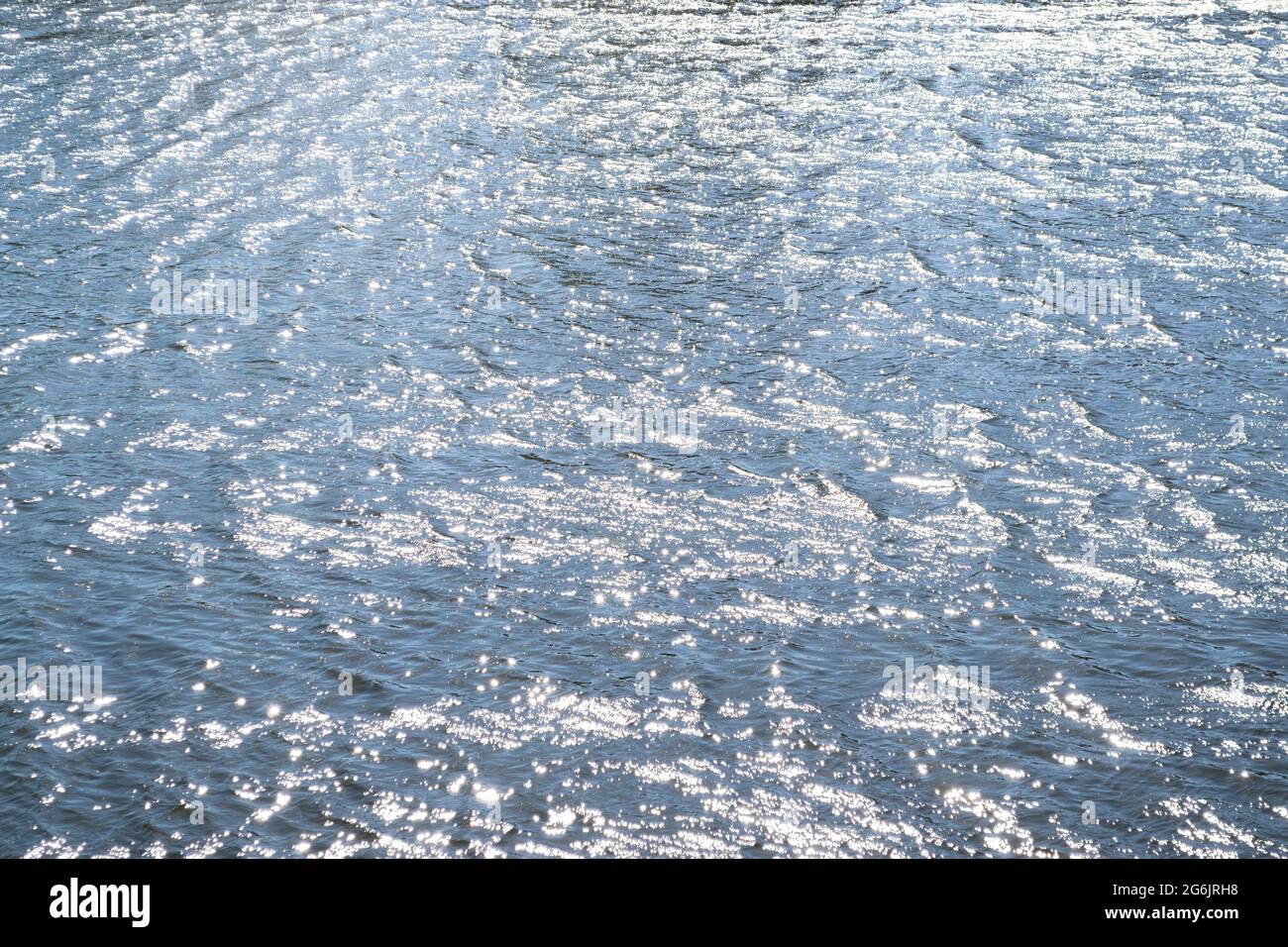 Surface de l'eau avec des ondulations et des reflets du soleil Banque D'Images