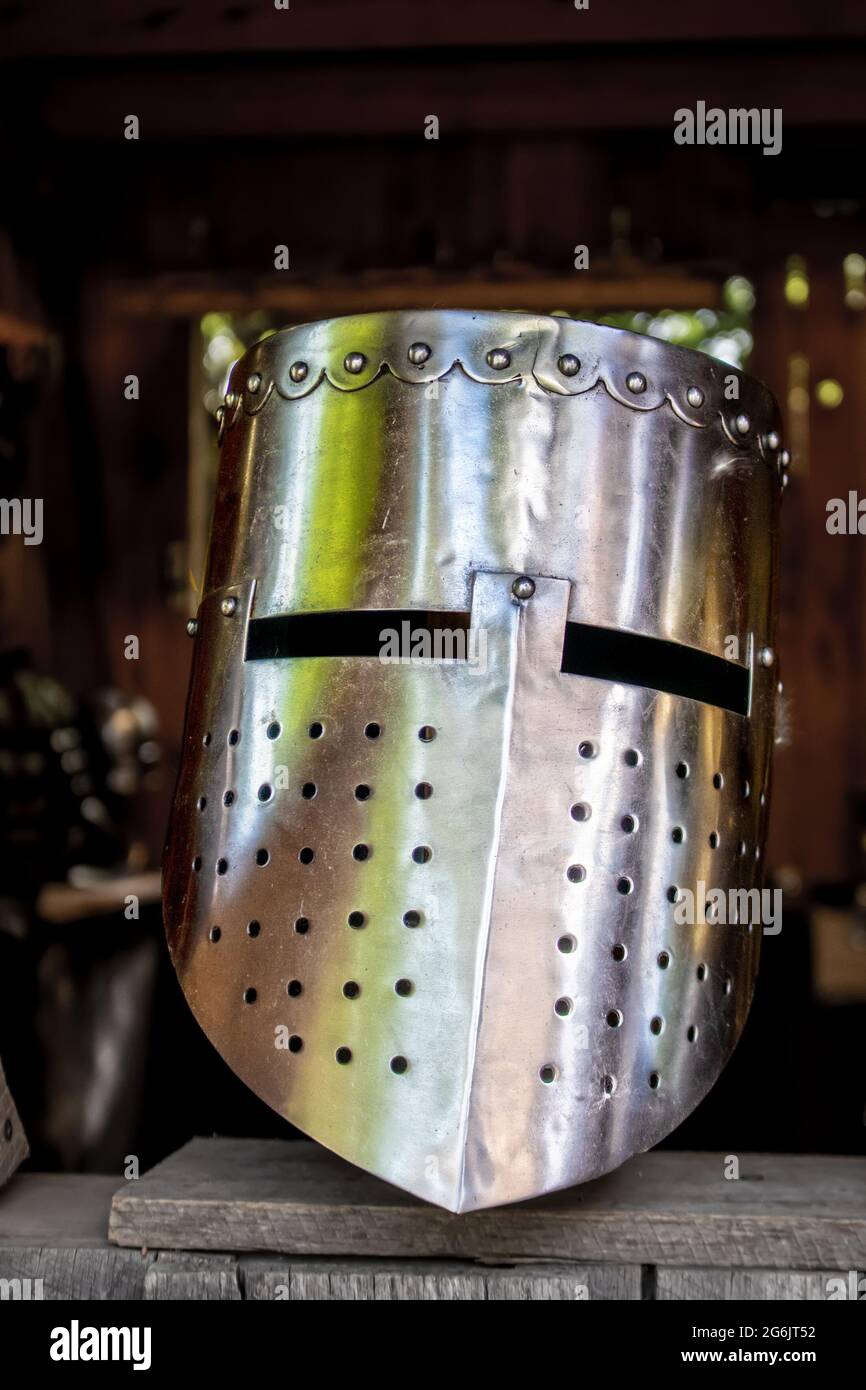 Le grand seau de Helm pot ou barre de canon - un casque de fer avec des ouvertures d'oeil fendu populaire avec des chevaliers dans la croisade pendant le Haut Moyen âge Banque D'Images