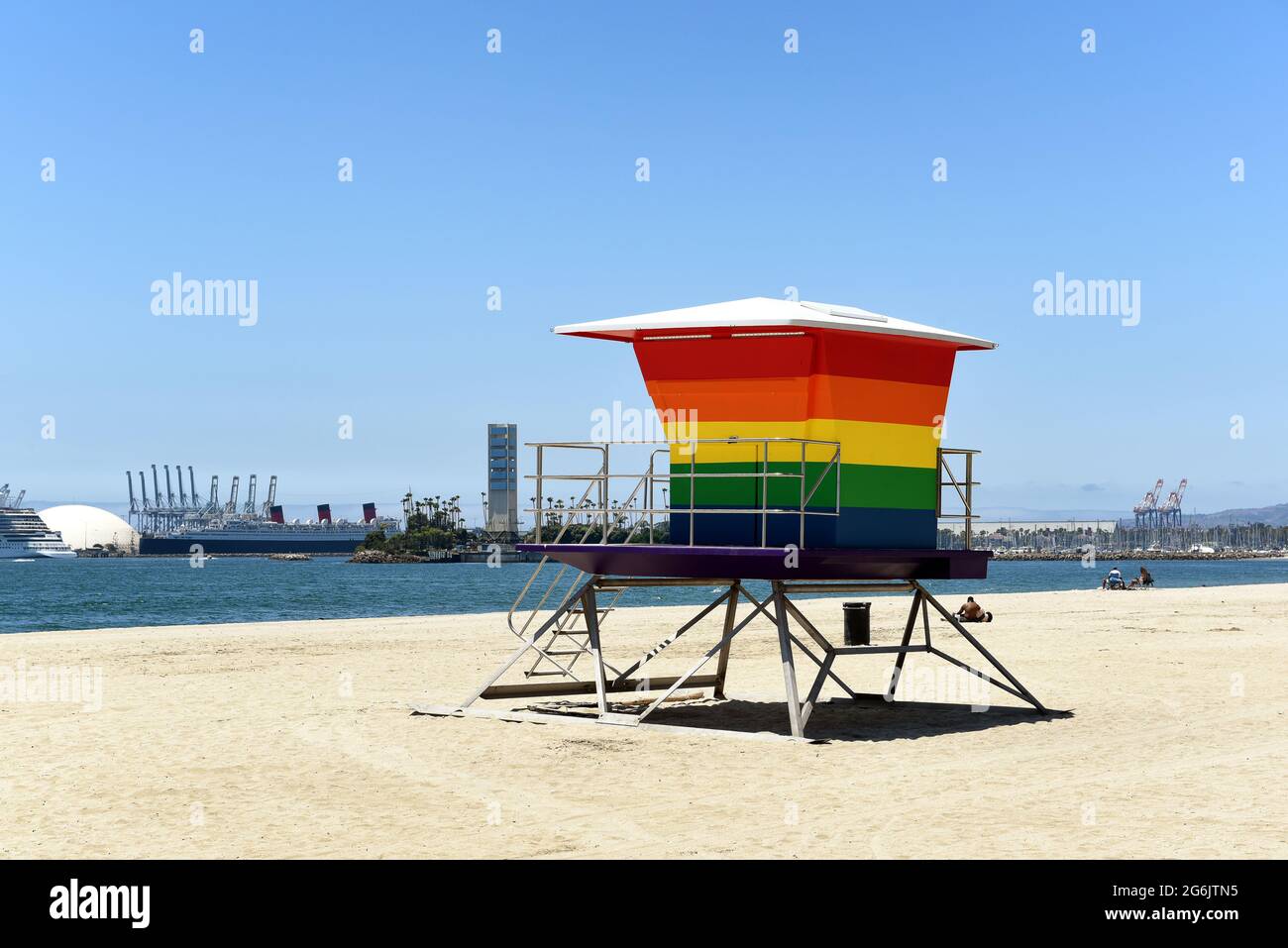 LONG BEACH, CALIF - 5 juillet 2021 : Pride Tower, à Shoreline Way et 12ème PL. La tour de secouriste de couleur arc-en-ciel soutient le remplacement de la communauté LGBTQ Banque D'Images