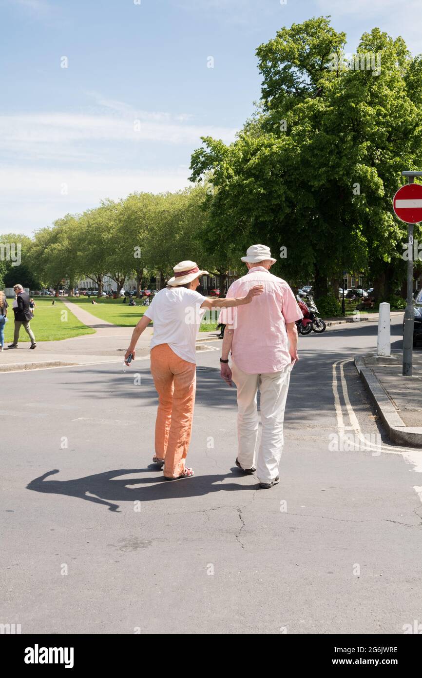 Un couple âgé marchant ensemble sur Richmond Green, Richmond, Surrey, Angleterre, Royaume-Uni Banque D'Images