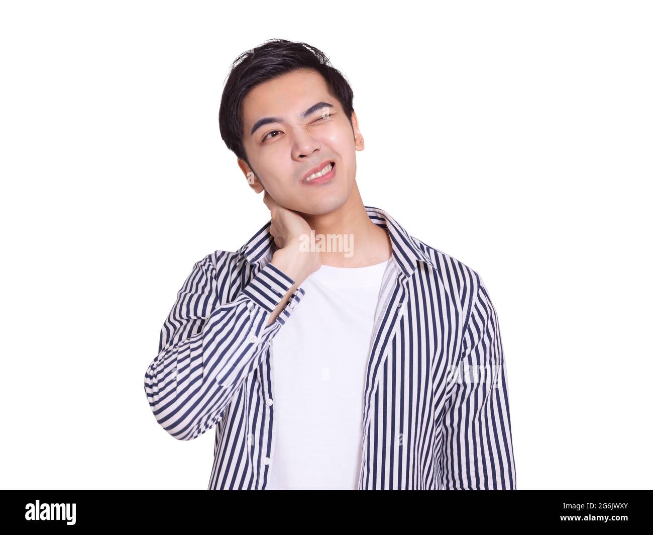 Jeune homme beau avec une gêne et une douleur dans ses épaules et son cou.isolé sur fond blanc. Banque D'Images