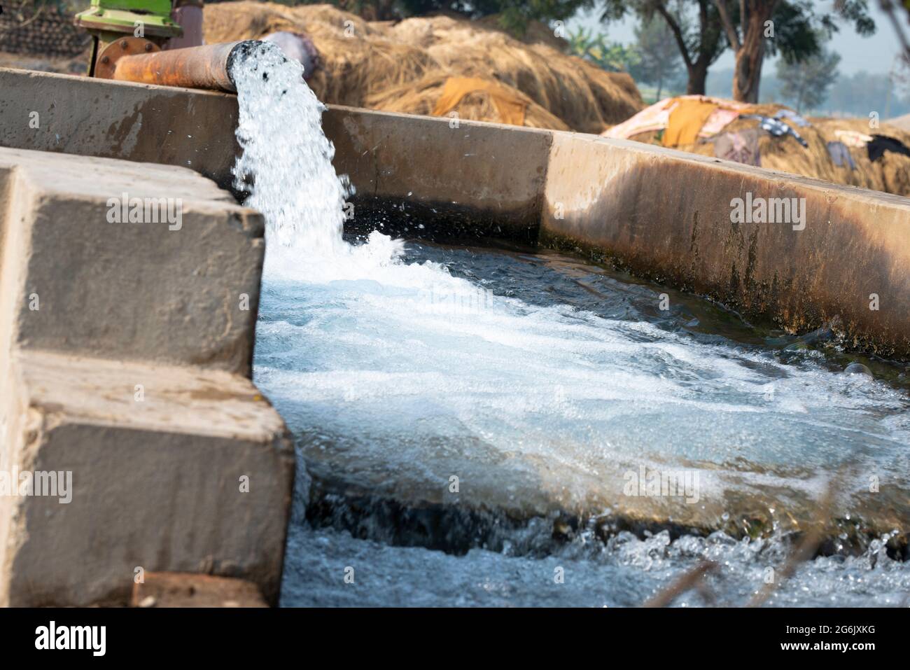 Pompe à turbine, système d'irrigation de campagne dans le district de Pakpatan, Punjab, Pakistan Banque D'Images