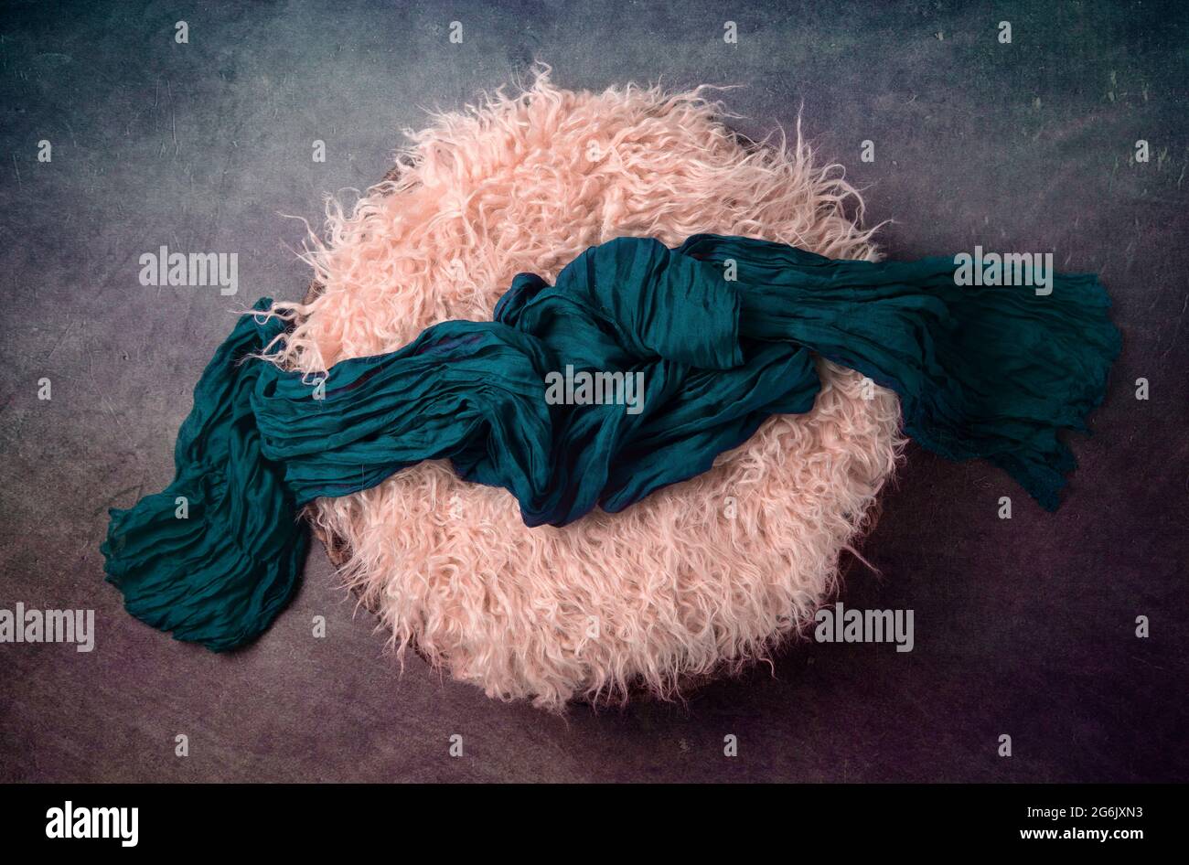Panier Rose Et Sarcelle Avec Toile De Fond Wrap Pour Nouveau Ne Pour Les Photographes Avec Un Seul Reglage De Lumiere Photo Stock Alamy
