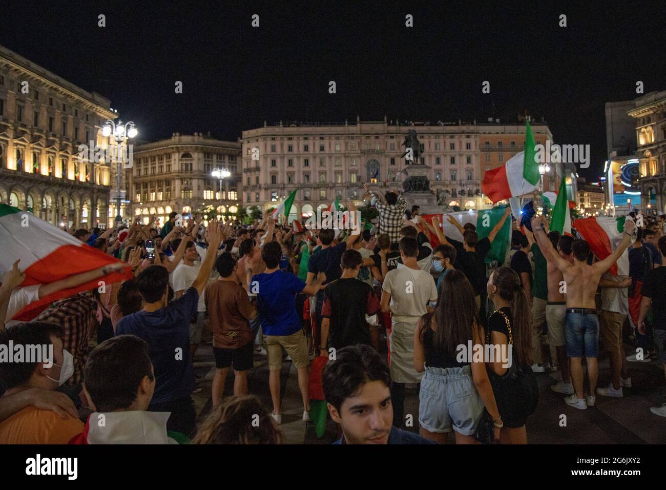 Milan, Italie juillet 6 2021 - les fans italiens célèbrent pour la victoire du match semi-fin Italie vs Espagne championnat d'europe à Londres Banque D'Images