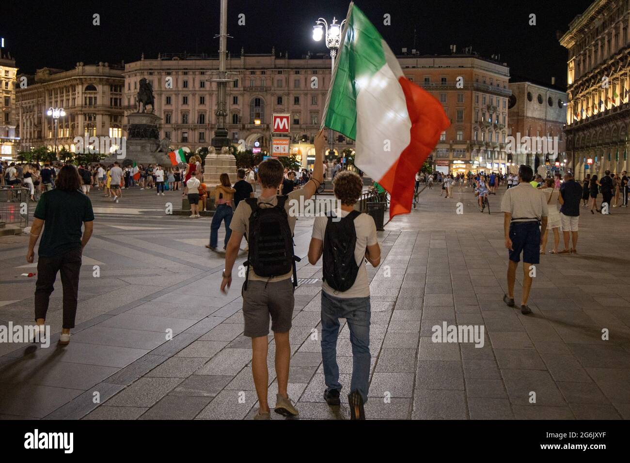 Milan, Italie juillet 6 2021 - les fans italiens célèbrent pour la victoire du match semi-fin Italie vs Espagne championnat d'europe à Londres Banque D'Images