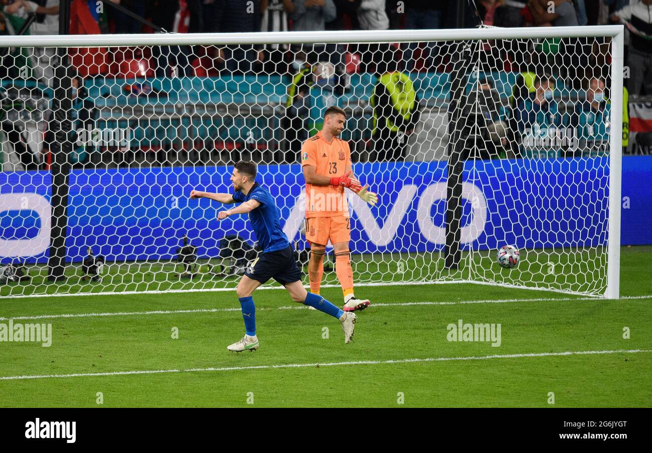 07 juillet 2021 - Italie / Espagne - UEFA Euro 2020 semi-finale - Wembley - Londres Jorghino marque la pénalité gagnante dans la fusillade pour mettre l'Italie dans l'EURO 2020 final. Crédit photo : © Mark pain / Alamy Live News Banque D'Images