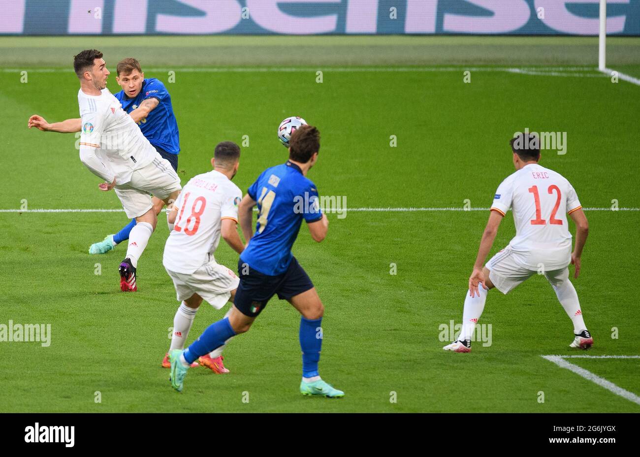 07 juillet 2021 - Italie / Espagne - UEFA Euro 2020 semi-finale - Wembley - Londres Nicolo Barrella de l'Italie tire sur Unai Simon et frappe le poste tôt dans le match crédit photo : © Mark pain / Alamy Live News Banque D'Images