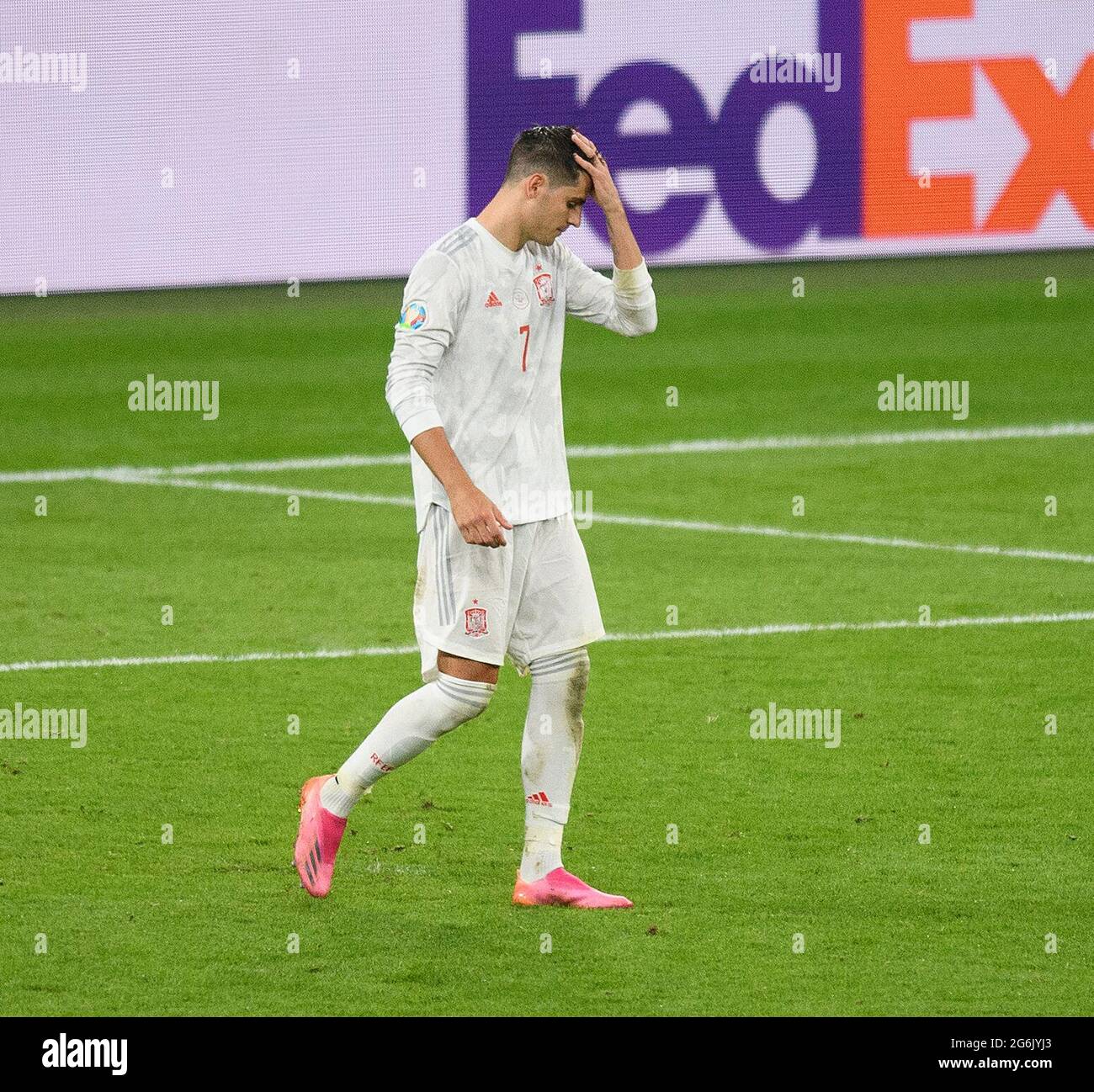 07 juillet 2021 - Italie / Espagne - UEFA Euro 2020 semi-finale - Wembley - Londres Alvaro Morata d'Espagne est abattu après avoir vu sa pénalité sauvée par Gianluigi Donnarumma dans la fusillade de pénalité Picture Credit : © Mark pain / Alamy Live News Banque D'Images