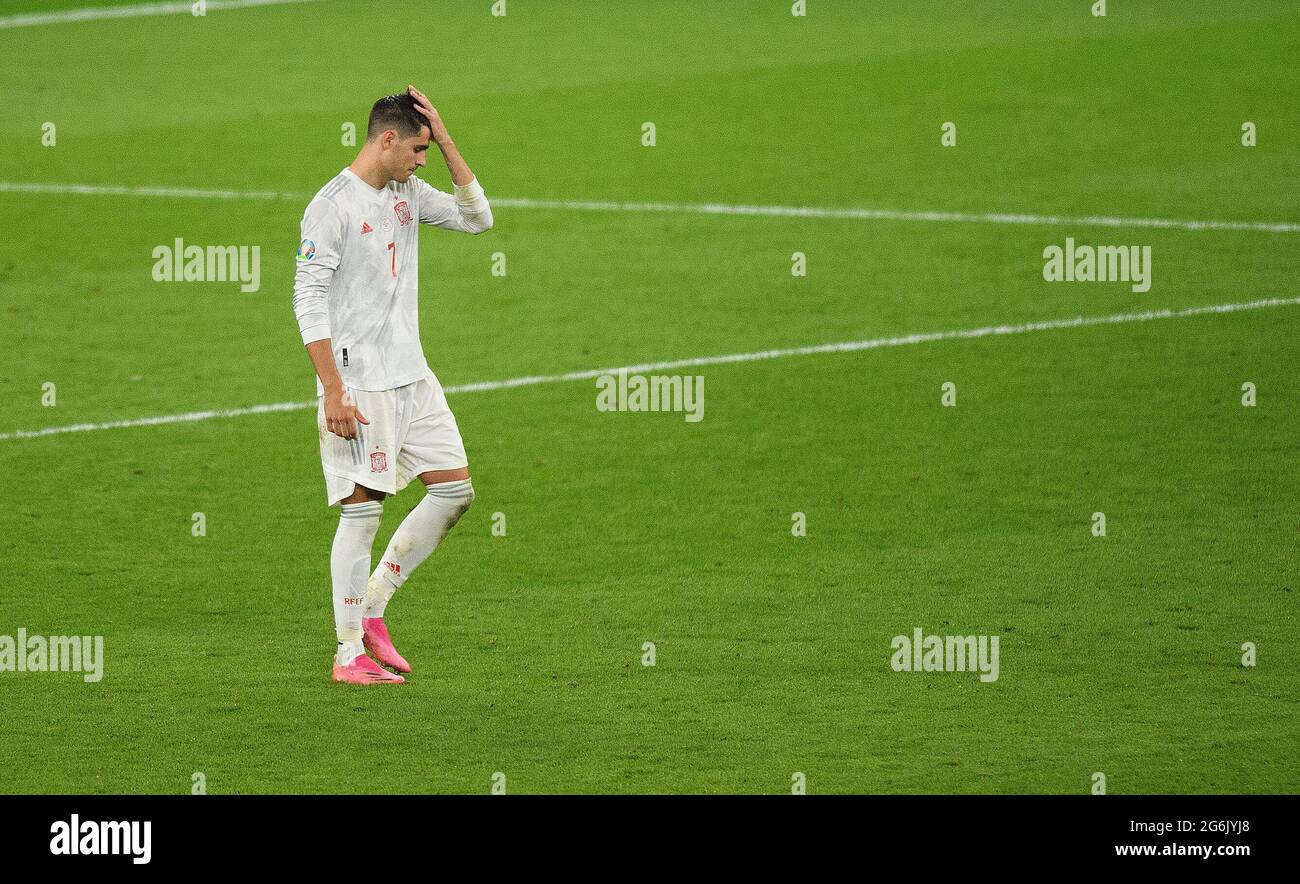 07 juillet 2021 - Italie / Espagne - UEFA Euro 2020 semi-finale - Wembley - Londres Alvaro Morata d'Espagne est abattu après avoir vu sa pénalité sauvée par Gianluigi Donnarumma dans la fusillade de pénalité Picture Credit : © Mark pain / Alamy Live News Banque D'Images