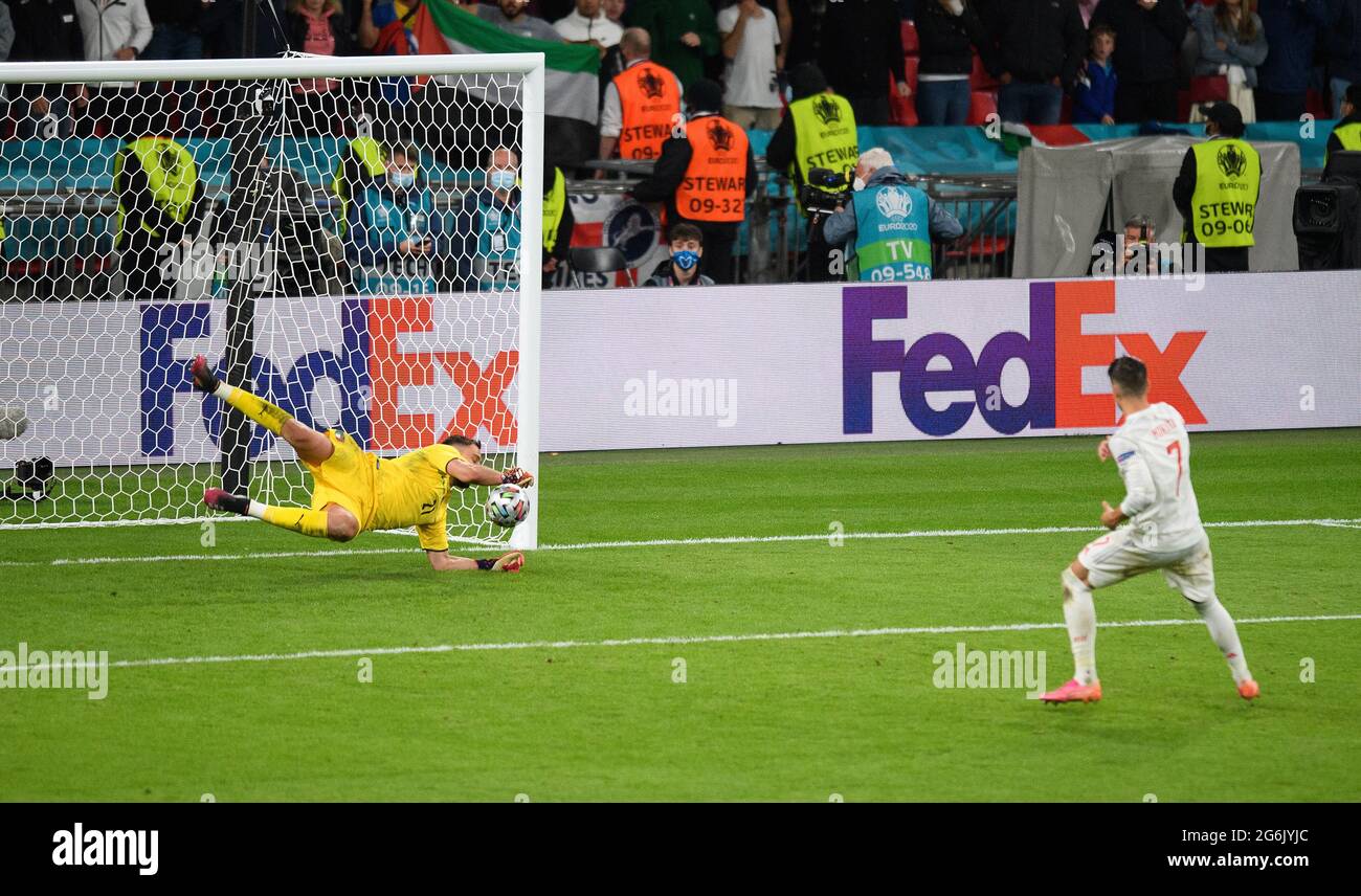 07 juillet 2021 - Italie / Espagne - UEFA Euro 2020 semi-finale - Wembley - Londres Gianluigi Donnarumma en Italie sauve la pénalité d'Alvaro Morata dans la fusillade de pénalité crédit d'image : © Mark pain / Alamy Live News Banque D'Images