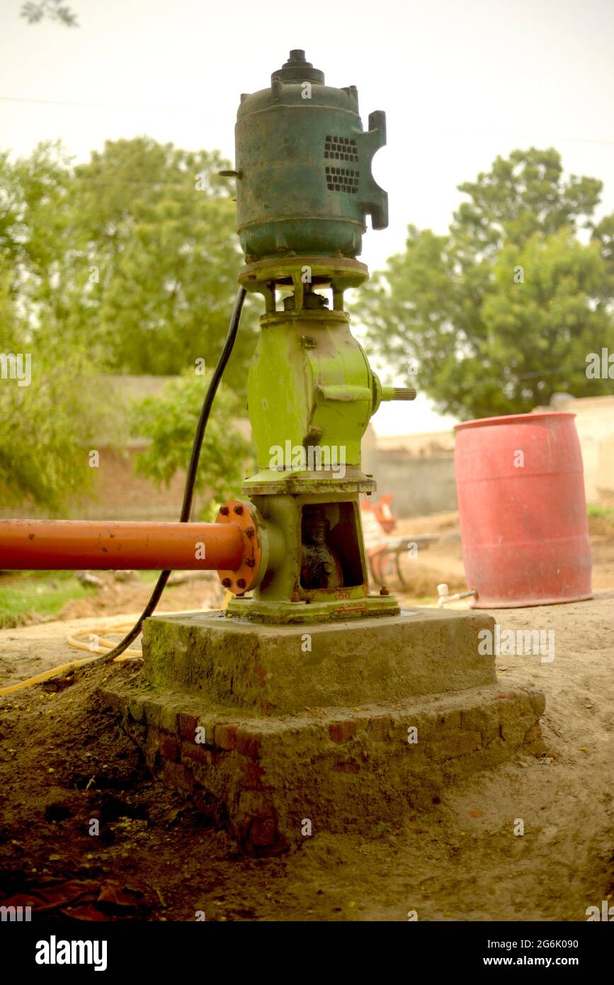 Pompe à turbine, système d'irrigation de campagne dans le district de Pakpatan, Punjab, Pakistan Banque D'Images