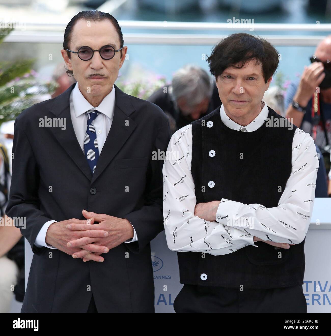 Cannes, France. 06e juillet 2021. Ron Mael (L) et Russell Mael arrivent à un photocall pour le film Annette lors du 74e Festival international du film de Cannes, France, le mardi 6 juillet 2021. Photo de David Silpa/UPI crédit: UPI/Alay Live News Banque D'Images