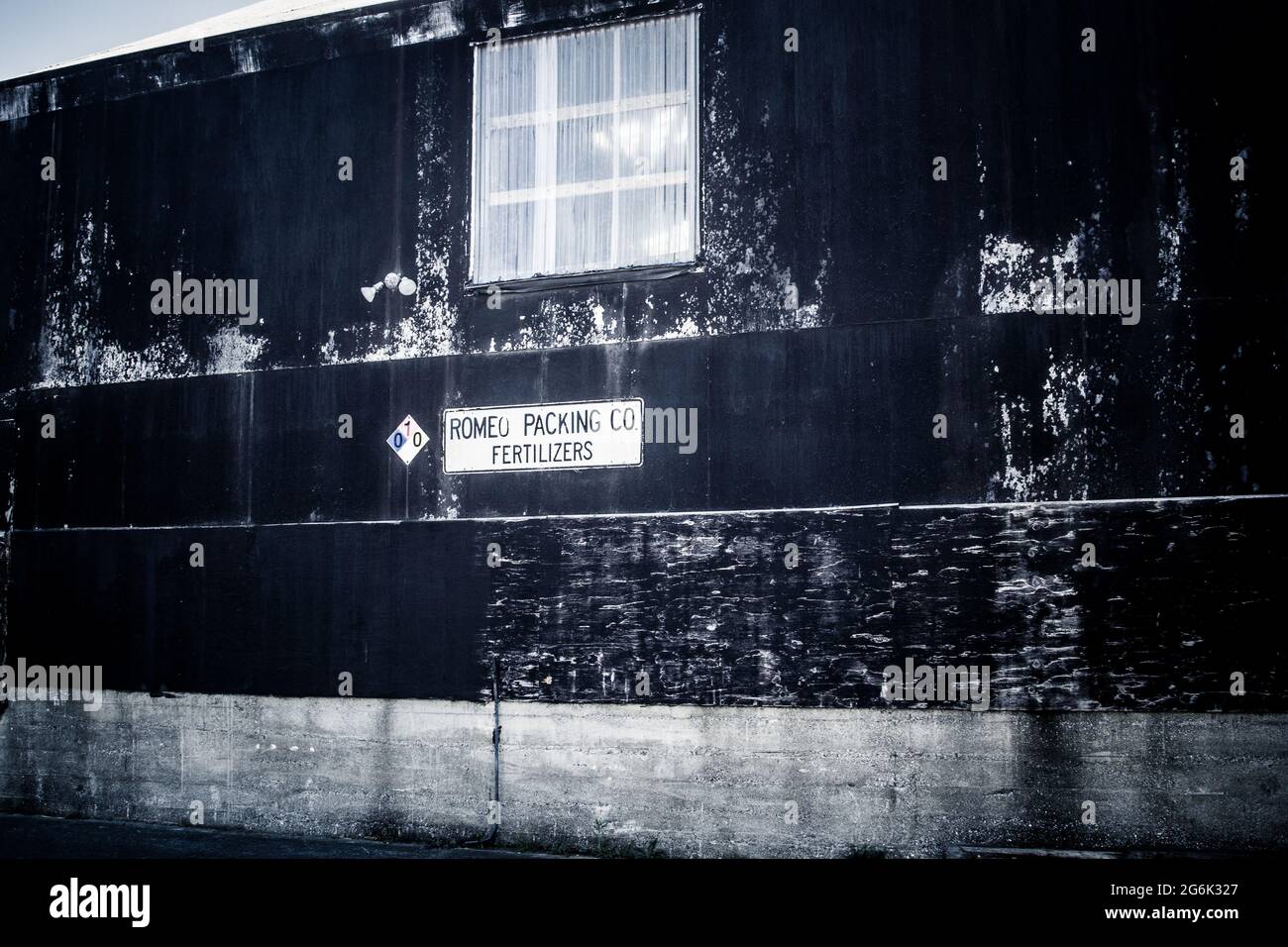 Signalisation à l'extérieur de « Romeo Packing Co, Fertilizers » une entreprise familiale opérant à partir de hangars industriels dans Half Moon Bay. Banque D'Images