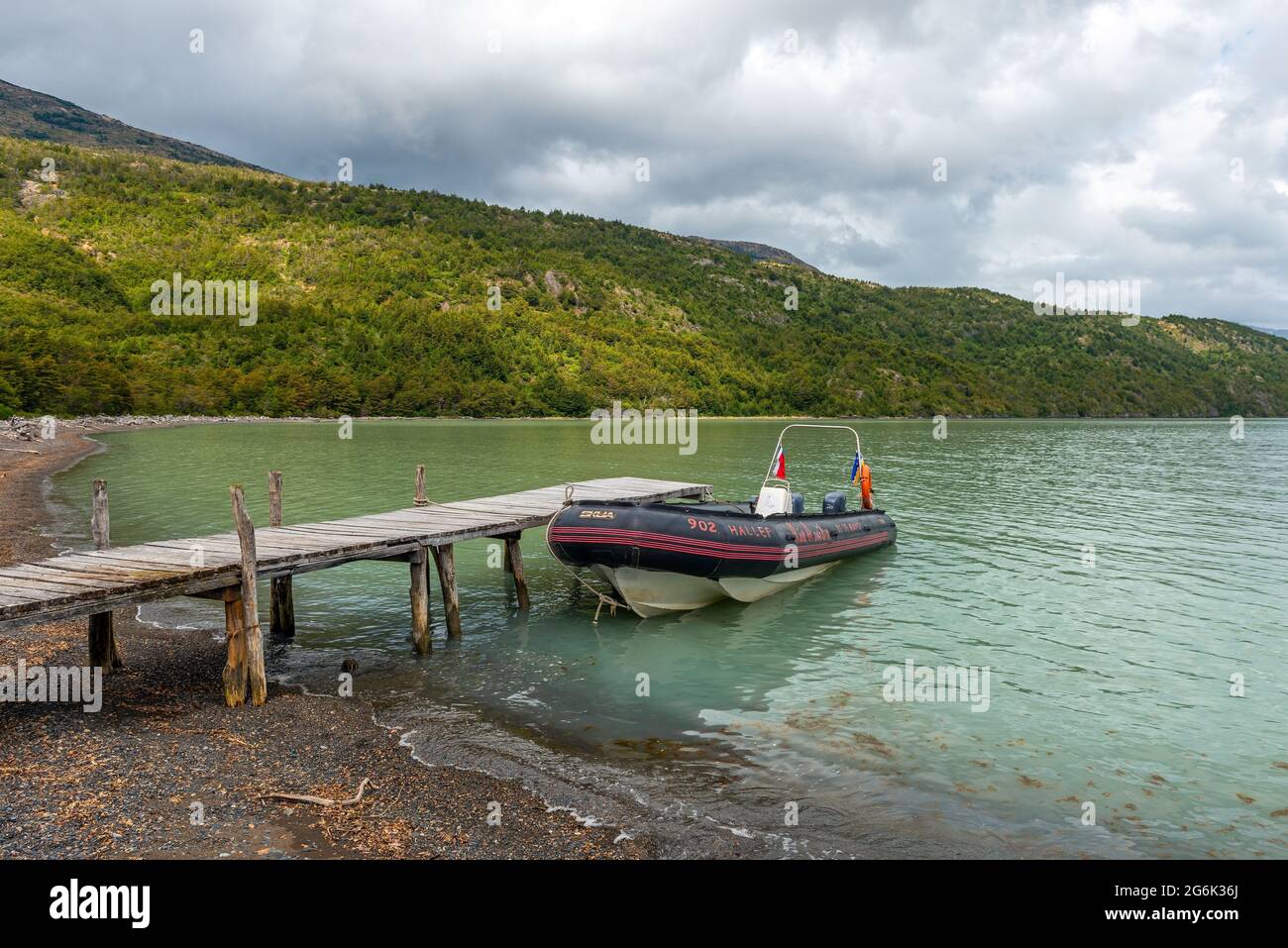 Transport privé au parc national Torres del Paine avec bateau gonflable rigide au bord de la rivière Serrano, parc national Bernardo O'Higgins, Patagonie, Chili. Banque D'Images
