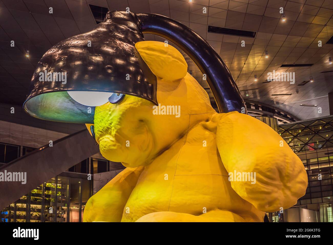 31.05.2021, Doha, Qatar : sculpture d'ours en peluche jaune au milieu du terminal de l'aéroport international de Hamad Banque D'Images